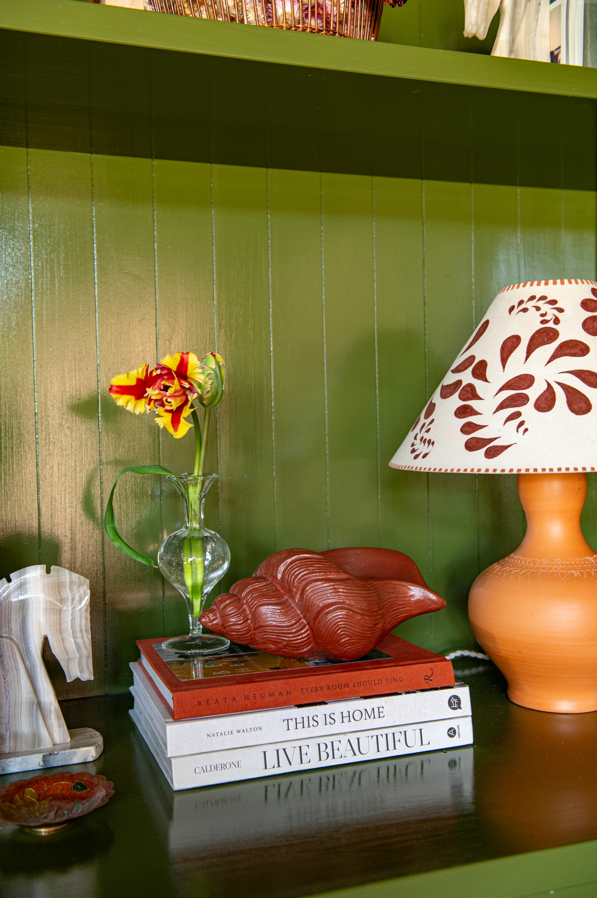 Kleur kast Bancha en roze kleur in keuken Loggia van Farrow & Ball. Hanglamp via Catawiki, lamp en lampenkap in kast zelfgemaakt. Alle items in kast en kinderstoel via kringloopwinkels. vtwonen DIY special 03-2025 | fotografie Caroline Coehorst