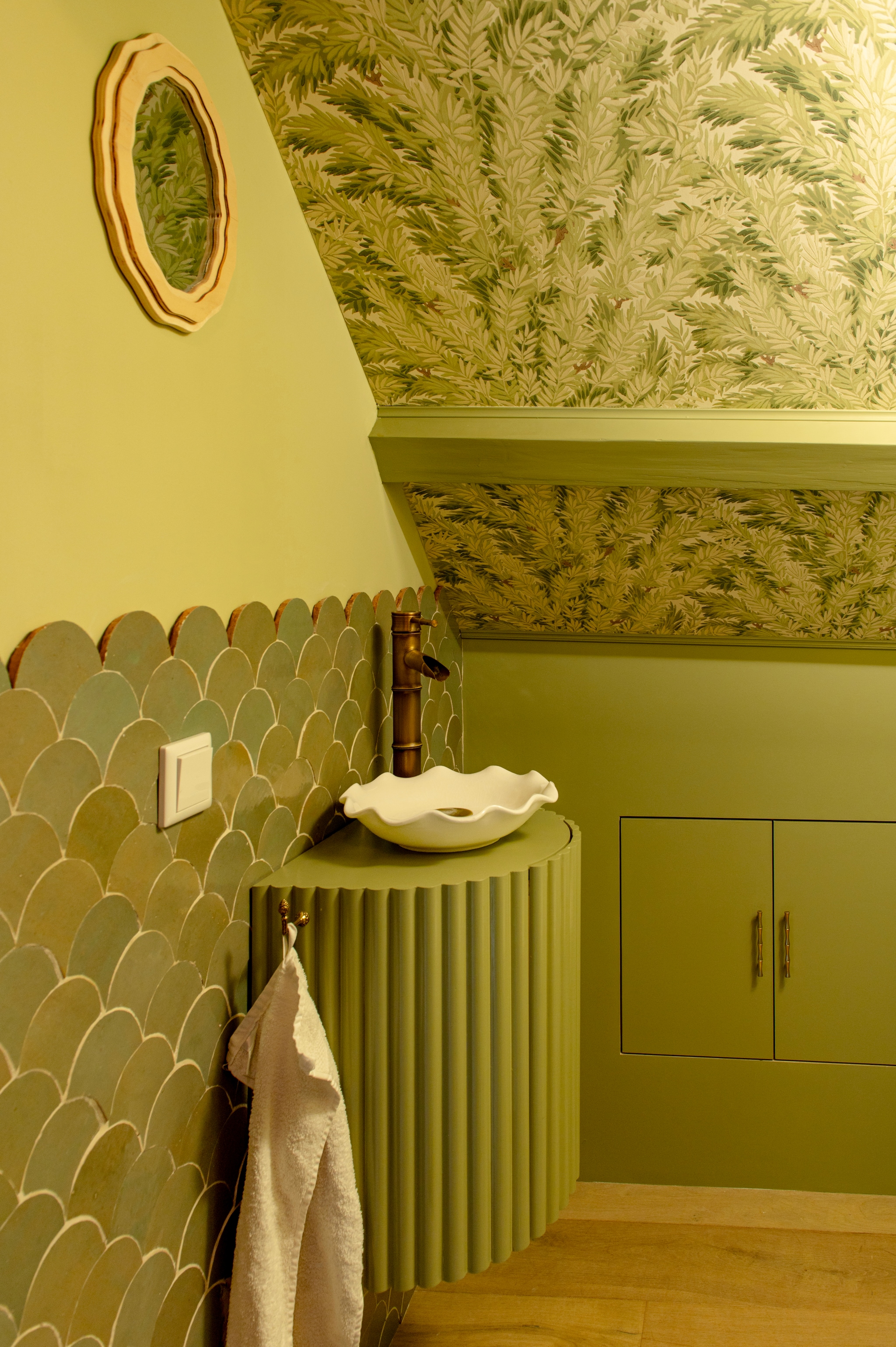 Tegels Designtegels, behang Cole & Son. Wasmeubel zelfgemaakt. Waskom en kraan Etsy. Muurkleur Olive Oil van Little Greene, kleur op houtwerk en wasmeubel Moss van Lab Paint. vtwonen DIY special 03-2025 | fotografie Caroline Coehorst