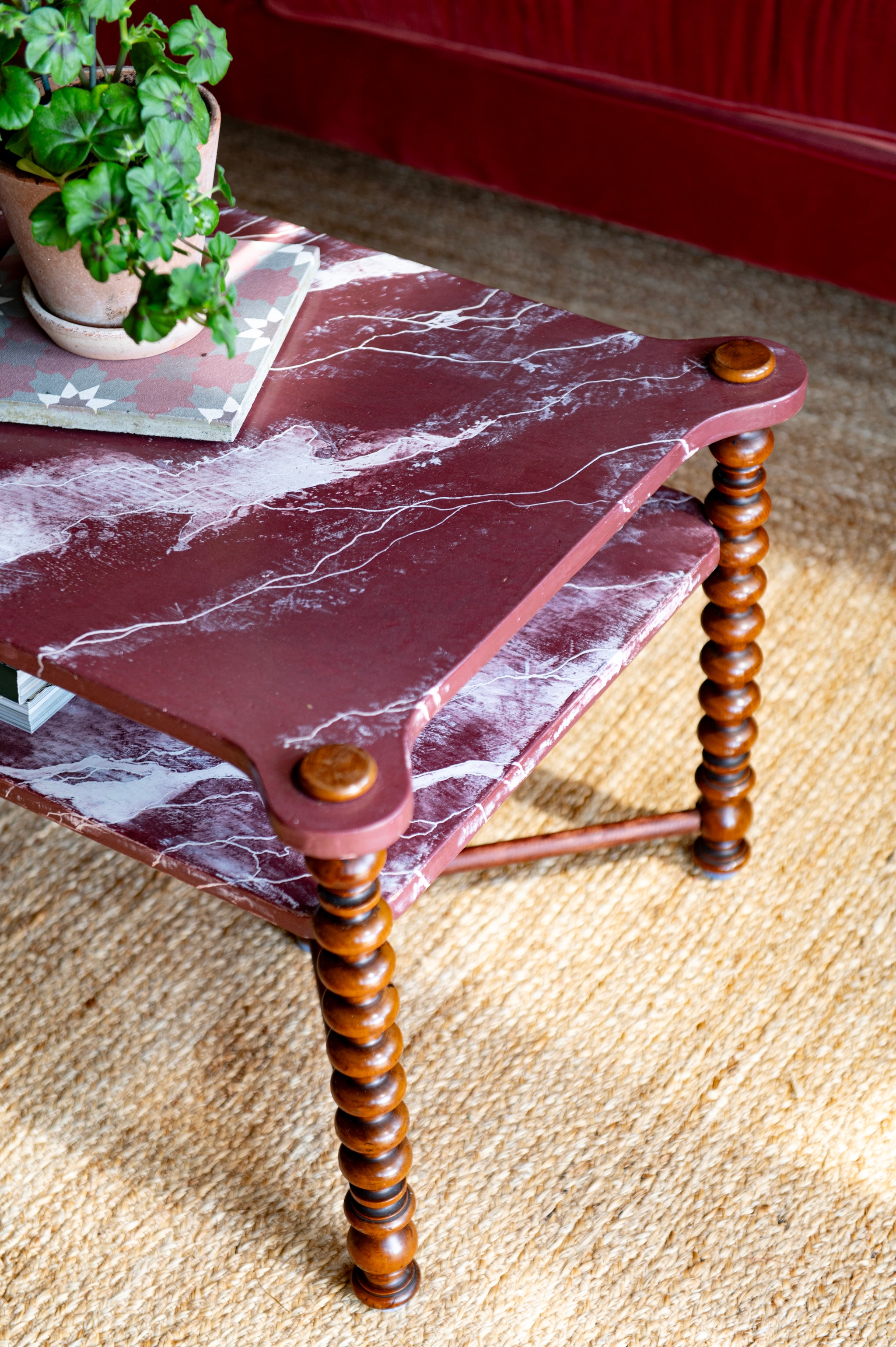 Salontafel zelfgemaakt met microcement marmerlook. vtwonen DIY special 03-2025 | fotografie Caroline Coehorst