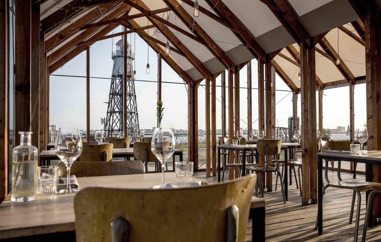 Zomerrestaurant vuurtoreneiland, in het Markermeer. Vuurtoreneiland