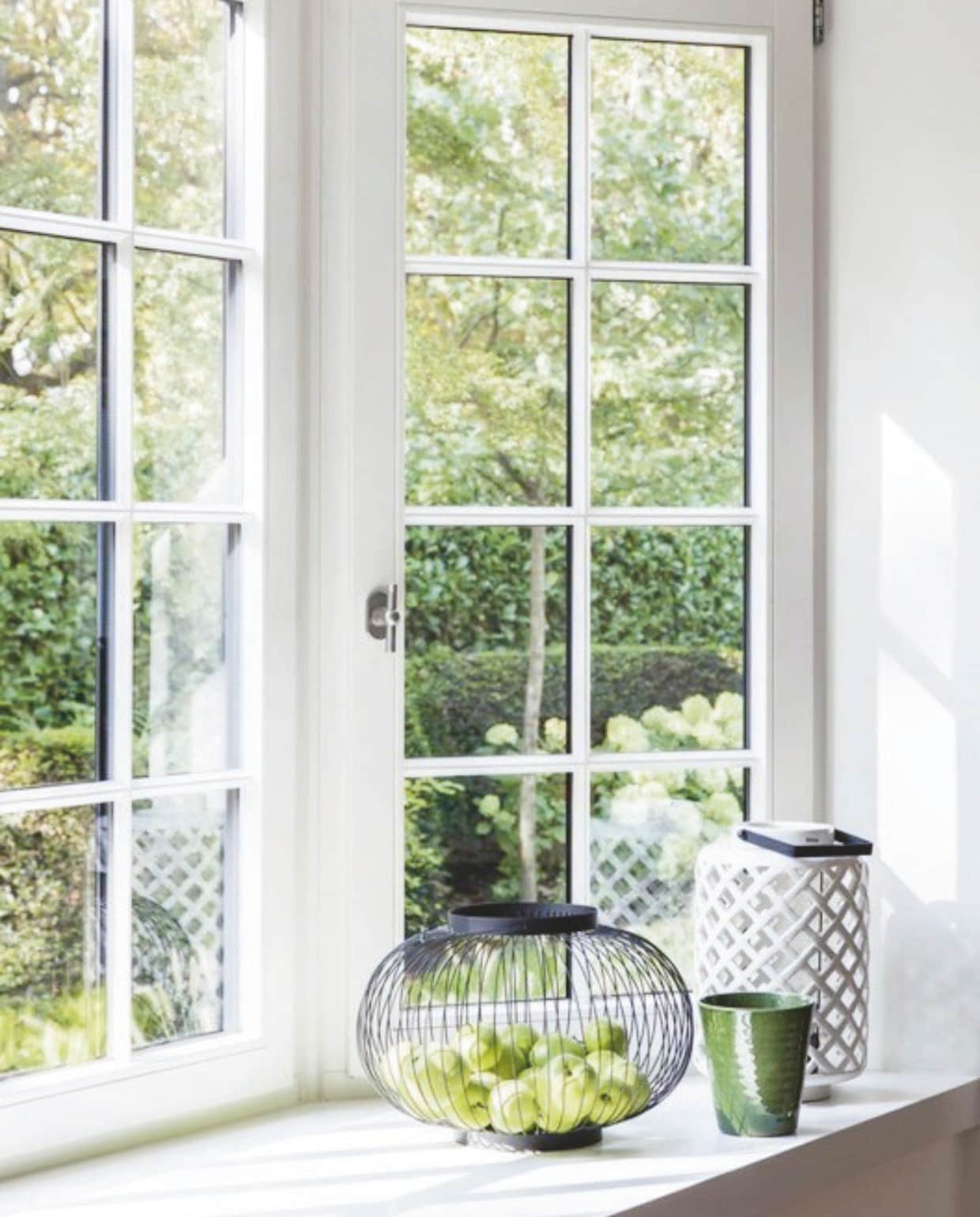 Houten ramen op maat, prijs op aanvraag (engelsramen.be) vtwonen Landelijk 05-2025 | styling Jonna Kivilahti | fotografie Krista Keltanen | tekstbewerking Monique van der Pauw