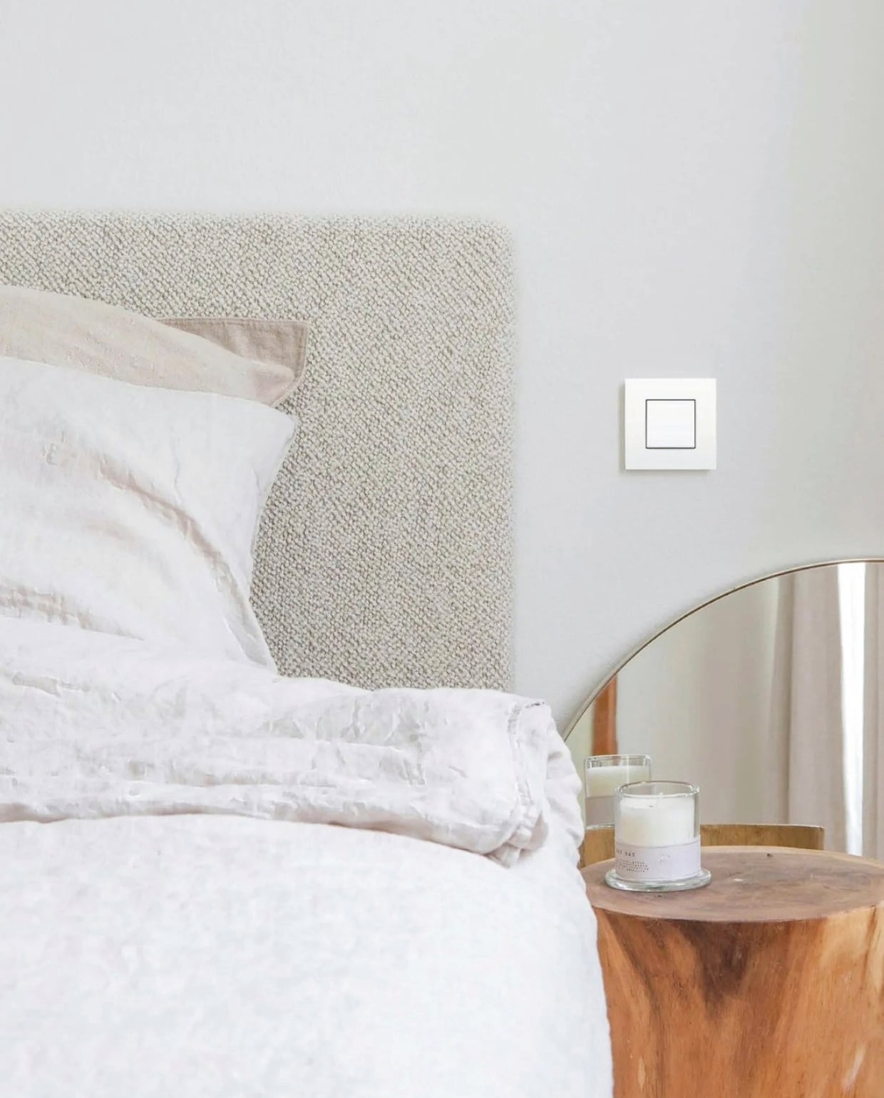Enkelpolige lichtschakelaar en afdekraam Lunar White €4,95,- en €4,40 (nikostore.nl) vtwonen Landelijk 05-2025 | styling Jonna Kivilahti | fotografie Krista Keltanen | tekstbewerking Monique van der Pauw