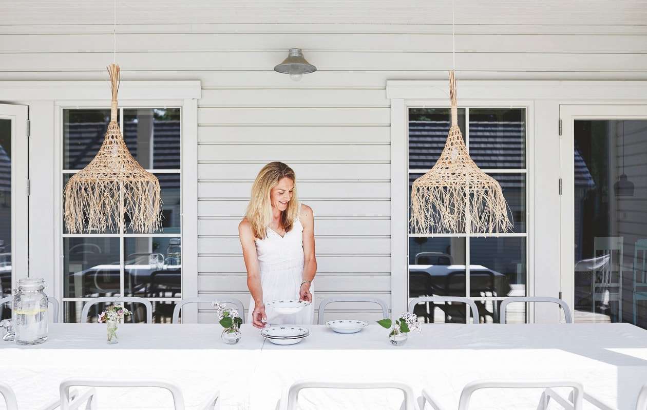 De gevel is geverfd met buitenverf van Teknos, een Fins merk dat ook in Nederland verkrijgbaar is. vtwonen Landelijk 05-2024 | styling Jonna Kivilahti | fotografie Krista Keltanen