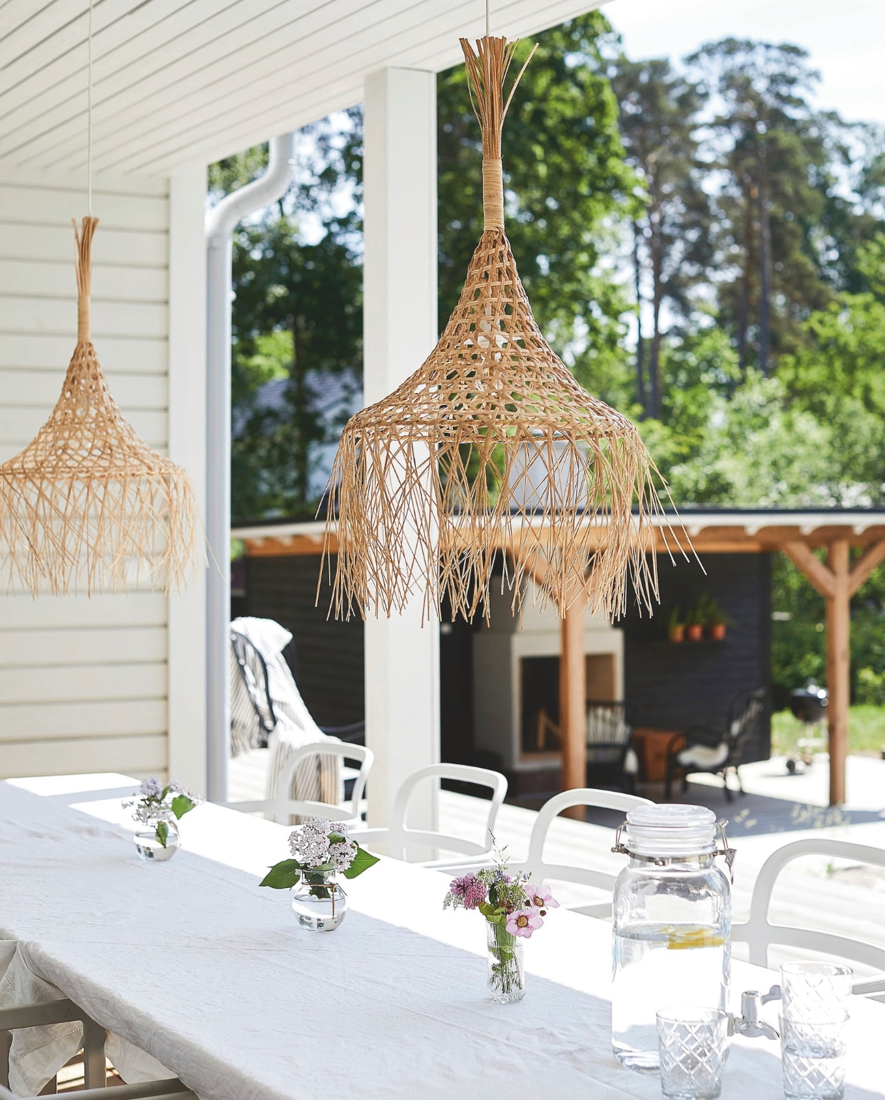 Vergelijkbare Ibiza-stijl lampen bij By Bliss, Club Nomad en Aangeenbrug’s. Stoelen Ikea. vtwonen Landelijk 05-2024 | styling Jonna Kivilahti | fotografie Krista Keltanen
