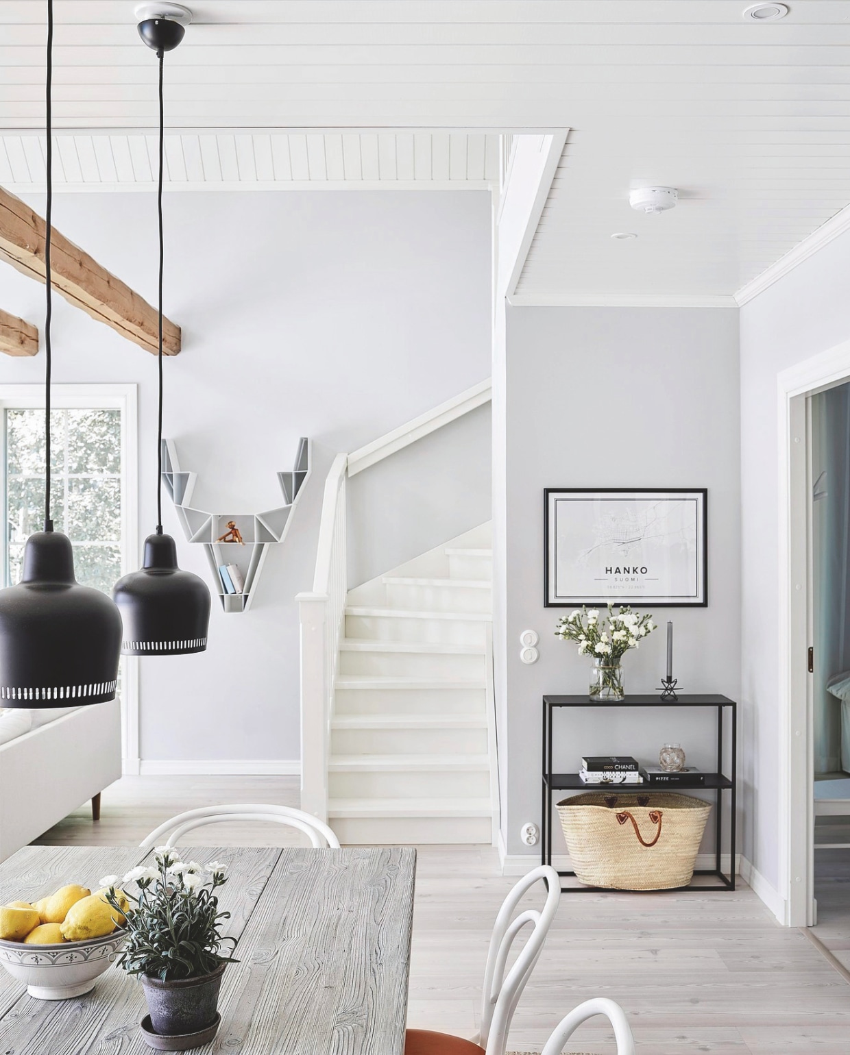Hanglampen Artek. Tafel op maat gemaakt. Wandkast Deer van Be Design. vtwonen Landelijk 05-2024 | styling Jonna Kivilahti | fotografie Krista Keltanen
