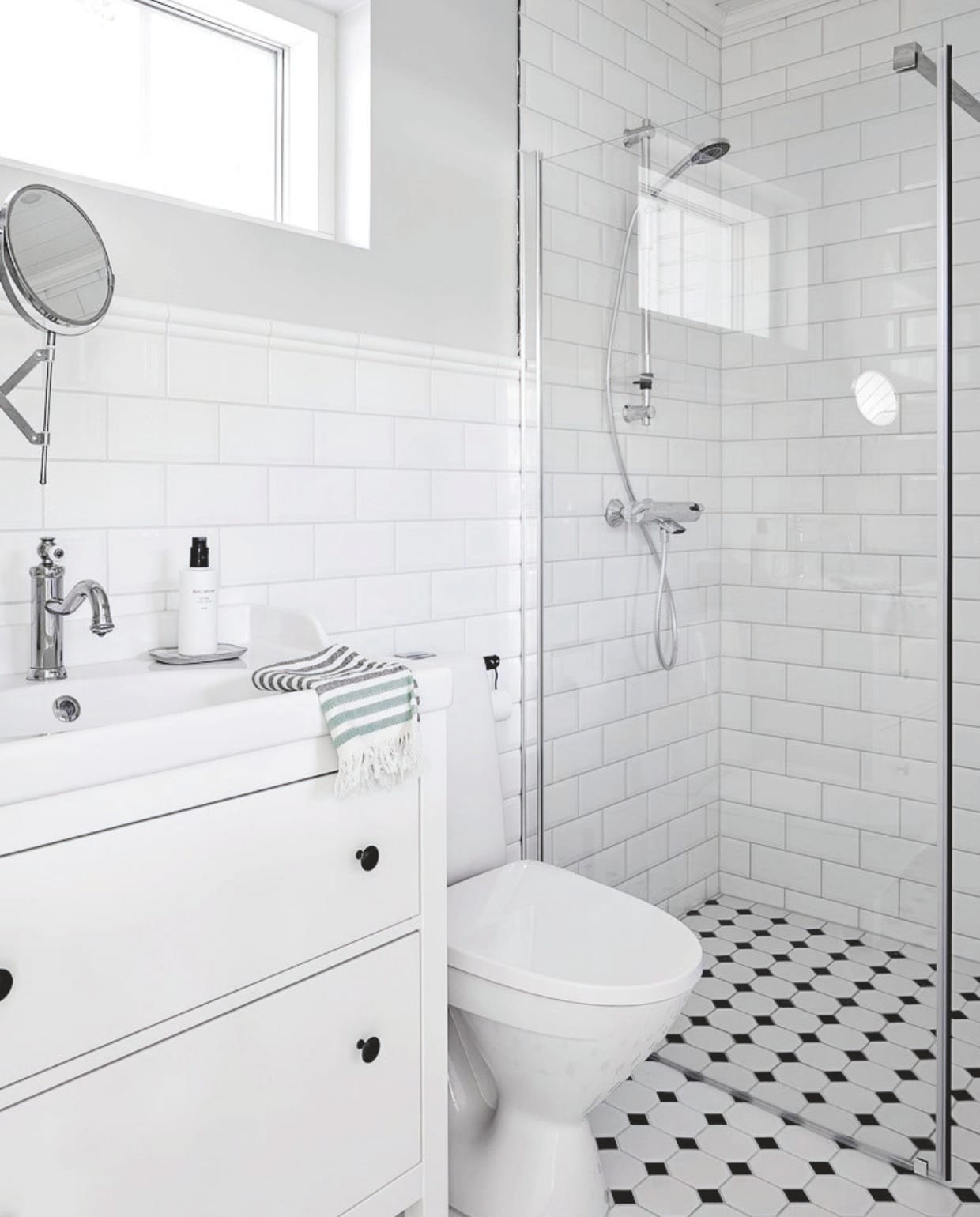 Wastafelmeubel Ikea. vtwonen Landelijk 05-2024 | styling Jonna Kivilahti | fotografie Krista Keltanen