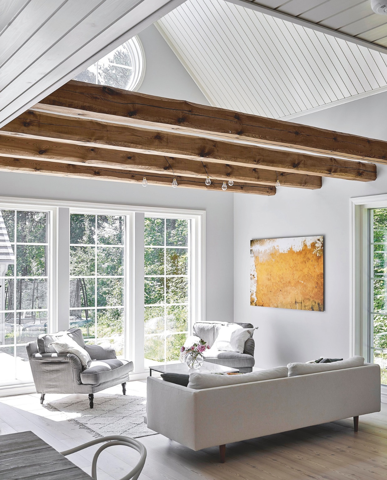 Vergelijkbare fauteuils te koop bij La Redoute, Bloomingville of De Potstal. Vergelijkbare banken bij Nordic Nest en Bolia. vtwonen Landelijk 05-2024 | styling Jonna Kivilahti | fotografie Krista Keltanen