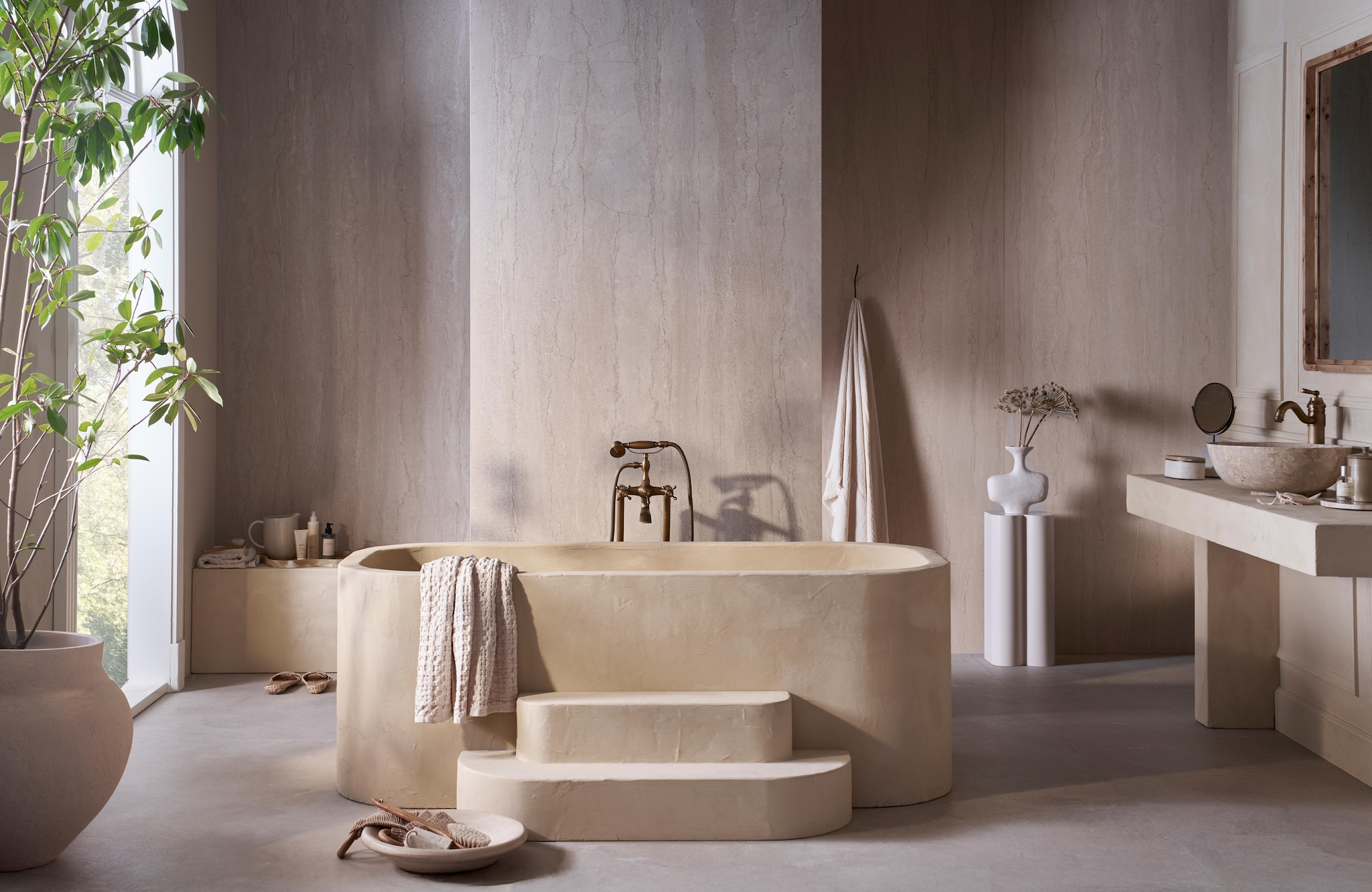 vtwonen tegel Portland Travertine in Marfil 120x280 cm, per m2 € 99,50. weldaad.com (houten pot en vaas), urbannatureculture.com (katoen-maché pot), zarahome.com (handdoeken), householdhardware.nl (schaal van tadelakt). Overig privébezit. vtwonen Landelijk | fotografie Jeroen van der Spek | styling Cleo Scheulderman