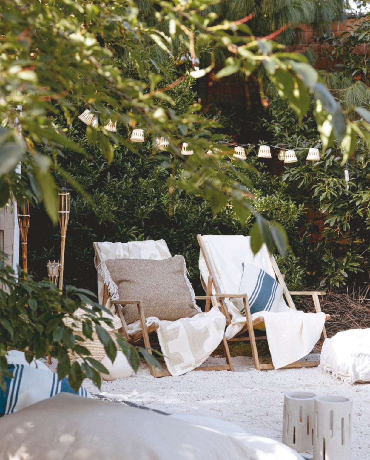 Alle items uit deze productie zijn privébezit.  vtwonen special Zomerboek 2025 | styling Petra Gerousse | fotografie Sarah van Hove