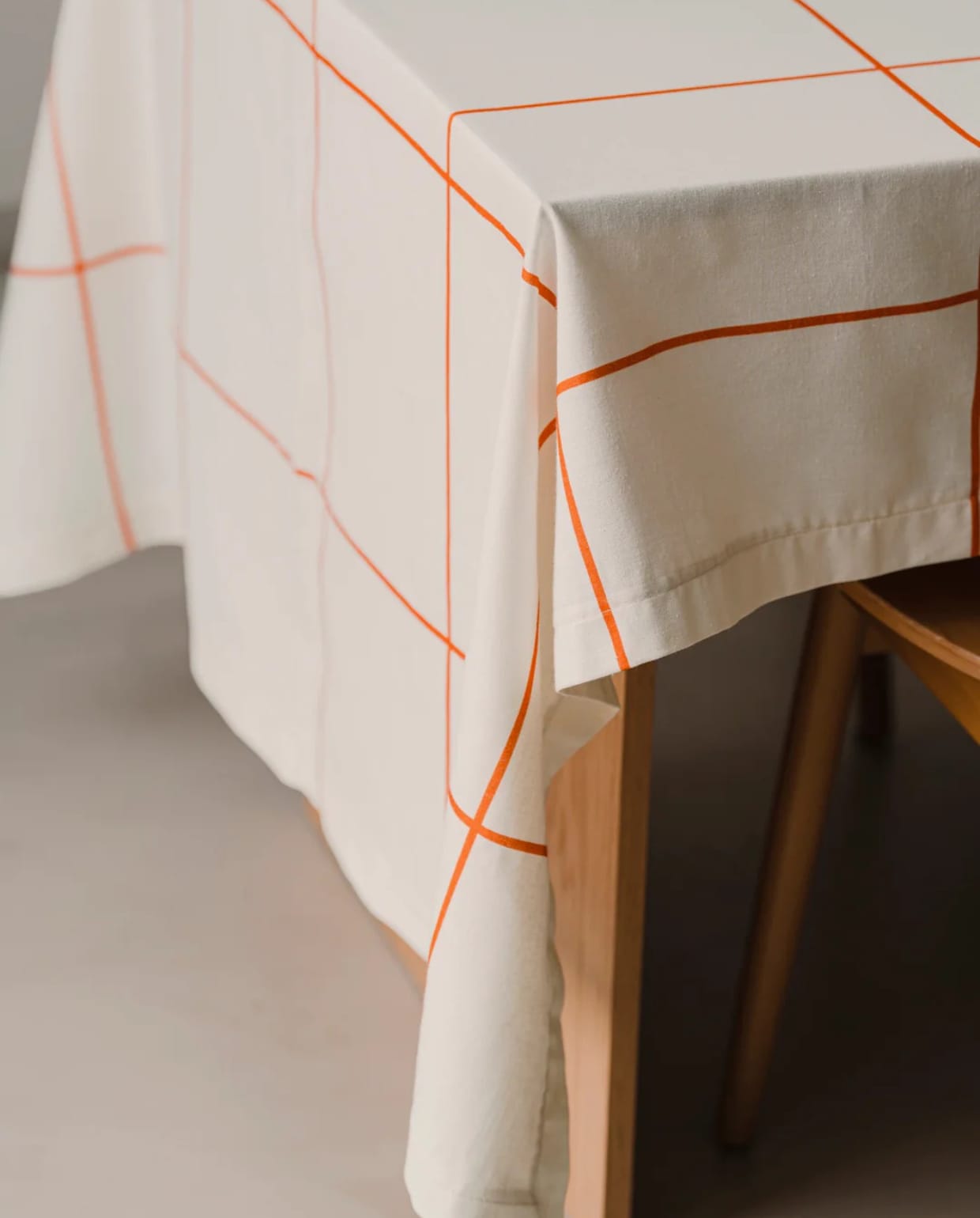 Katoenen MARR Tafelkleed van Noo.ma, 200x140 cm, €79,- ( shop.vtwonen.nl) vtwonen