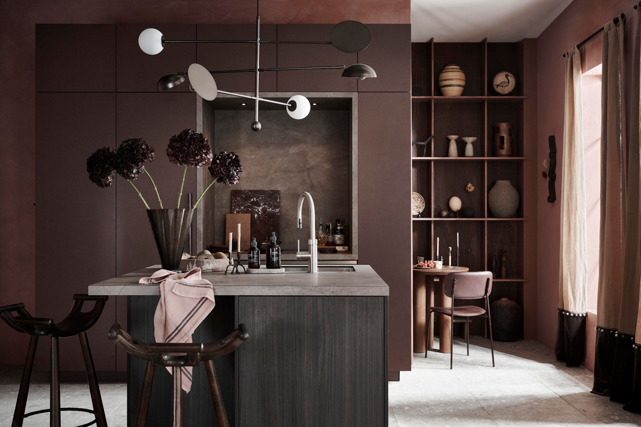 vtwonen keuken Tricolore Aubergine rood vtwonen 07-2025 | styling Kim van Rossenberg | fotografie Sjoerd Eickmans