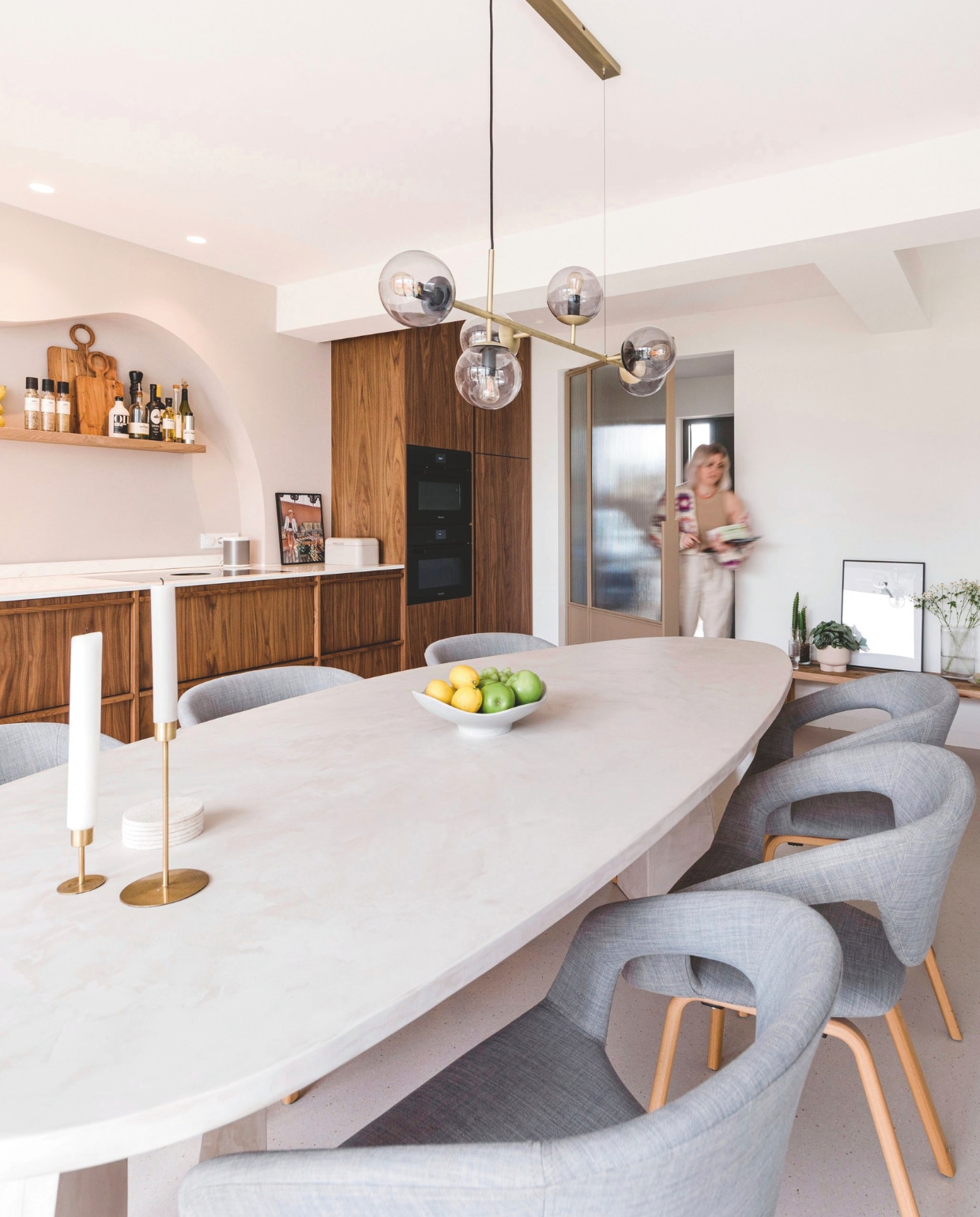 Keuken René Gellings, lamp Bolia, eetkamerstoelen Zuiver, fruitschaal Arket, kandelaar House Doctor. vtwonen 05-2025 | fotografie Corine Hoge Bavel