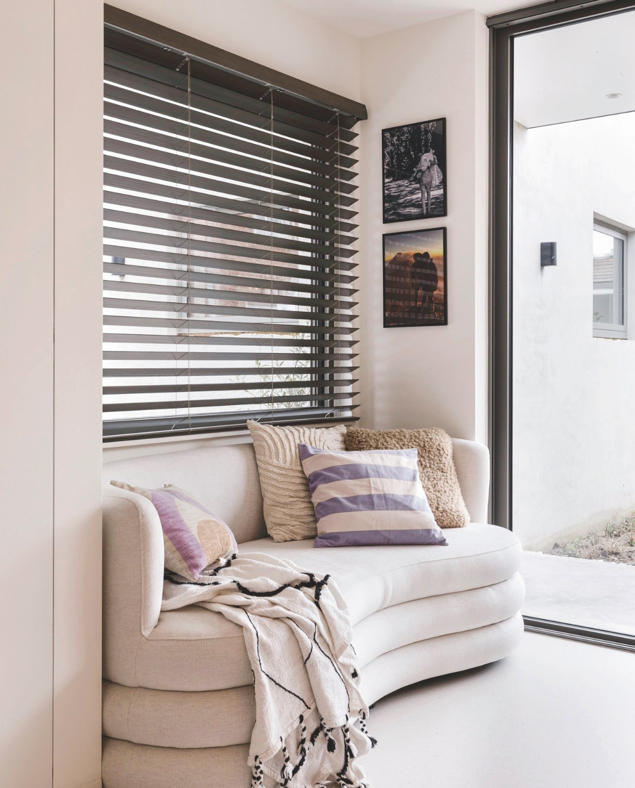 Bank Westwing. Kussens Sissy-Boy, H&amp;M Home en Westwing. Fotolijsten Ikea. Houten jaloezieën Veneta. vtwonen 05-2025 | fotografie Corine Hoge Bavel