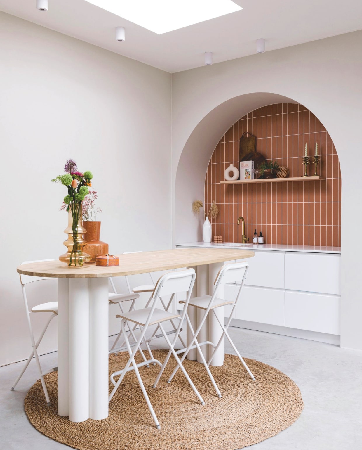 Tafel zelf gemaakt door Sjors van pvc-buizen en 30 mm gevingerlast eiken. Barkrukken Ikea, vloerkleed Bloomingville, vazen Complot Concept Store. Kleur wand Skimming Stone van Farrow & Ball, vloer gevlinderd beton. vtwonen 05-2025 | fotografie corine hoge bavel | tekst annemijn heijstek