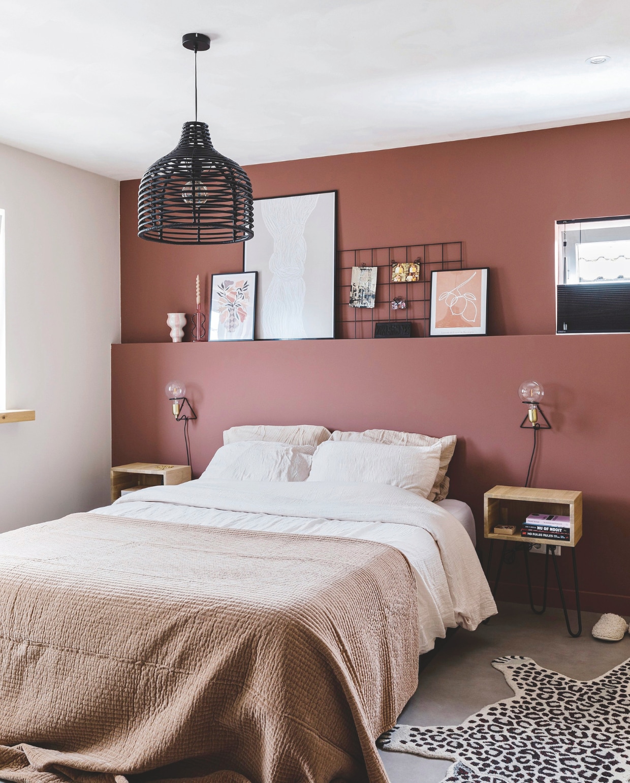 Nachtkastjes zelf gemaakt door Sjors. Lampen Hübsch, dekbedovertrek Westwing, kleed Doing Goods, posters Desenio. Lijsten, vaas en plaid H&amp;M Home, hanglamp Complot Concept Store, raambekleding Veneta. vtwonen 05-2025 | fotografie Corine Hoge Bavel