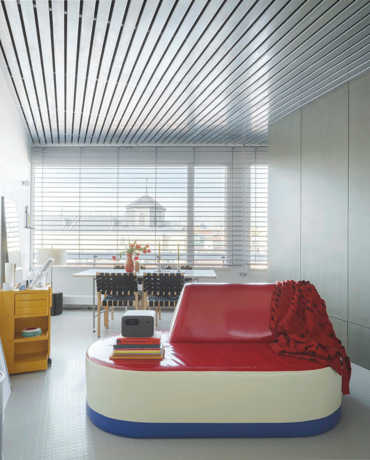 De unieke sofa van de (inmiddels opgeheven) designstudio Tornasol is ideaal om midden in een ruimte te zetten. Plaid Nanimarquina. Gele trolley Boby van Joe Colombo. Kast van gelakt waterwerend mdf. Stijlvol Wonen 05-2025 | fotografie Luis Díaz Díaz | tekst Jackie Oomen