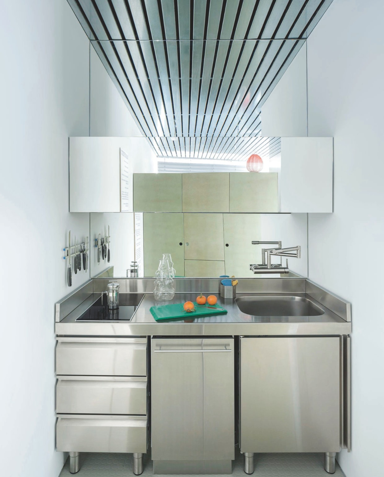 De compacte keuken kocht Eduardo bij een professionele keukenproducent. ‘De spiegels vervagen de grenzen van de werkelijke ruimte.’ Stijlvol Wonen 05-2025 | fotografie Luis Díaz Díaz | tekst Jackie Oomen