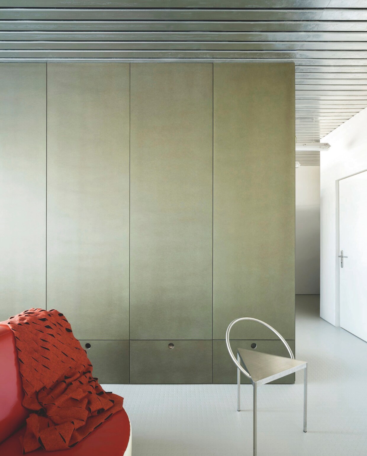De kast van gelakt waterwerend mdf dient als scheidingselement, zonder de ruimte op te delen in kamers. Stoel Triangolo van Frama. Plaid Nanimarquina. Stijlvol Wonen 05-2025 | fotografie Luis Díaz Díaz | tekst Jackie Oomen