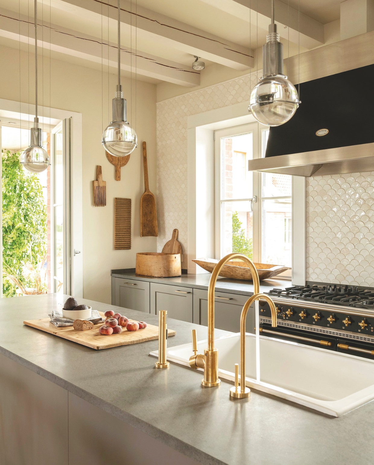 Keuken Siematic, oude schelptegels van Majolika Nieborów, vergelijkbare via Baldosas Tegels. Hanglamp Le tre streghe van Tecnolumen. Tafellamp gemaakt van oud boeren-gereedschap. Muur- en plafondkleur Slipper Satin van Farrow &amp; Ball. vtwonen Landelijk 05-2025 | Productie Living Inside | Fotografie Marco Bertolini