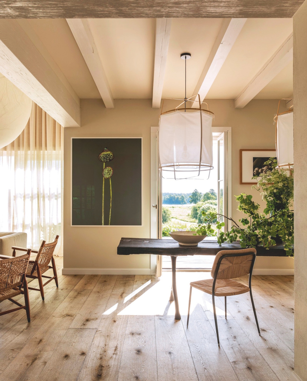 Eettafel van gerecycled hout gemaakt door Dora Kuc. Foto Disassembly van Bownik. Stoelen tweedehands. Fauteuils Tessa van Flexform in walnoothout en leer. Vloer Original Chapel. Muur- en plafondkleur Slipper Satin van Farrow &amp; Ball. vtwonen Landelijk 05-2025 | Productie Living Inside | Fotografie Marco Bertolini