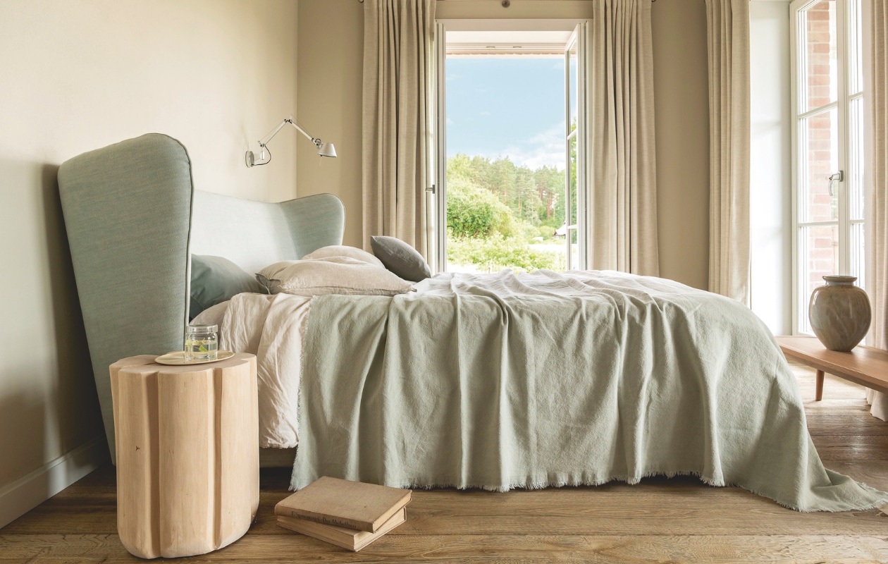 Bed Bergere en nachtkastje Brick van Gervasoni. Lamp Tolomeo van Artemide. Linnen beddengoed Nap. Muurkleur Slipper Satin van Farrow &amp; Ball. vtwonen Landelijk 05-2025 | Productie Living Inside | Fotografie Marco Bertolini