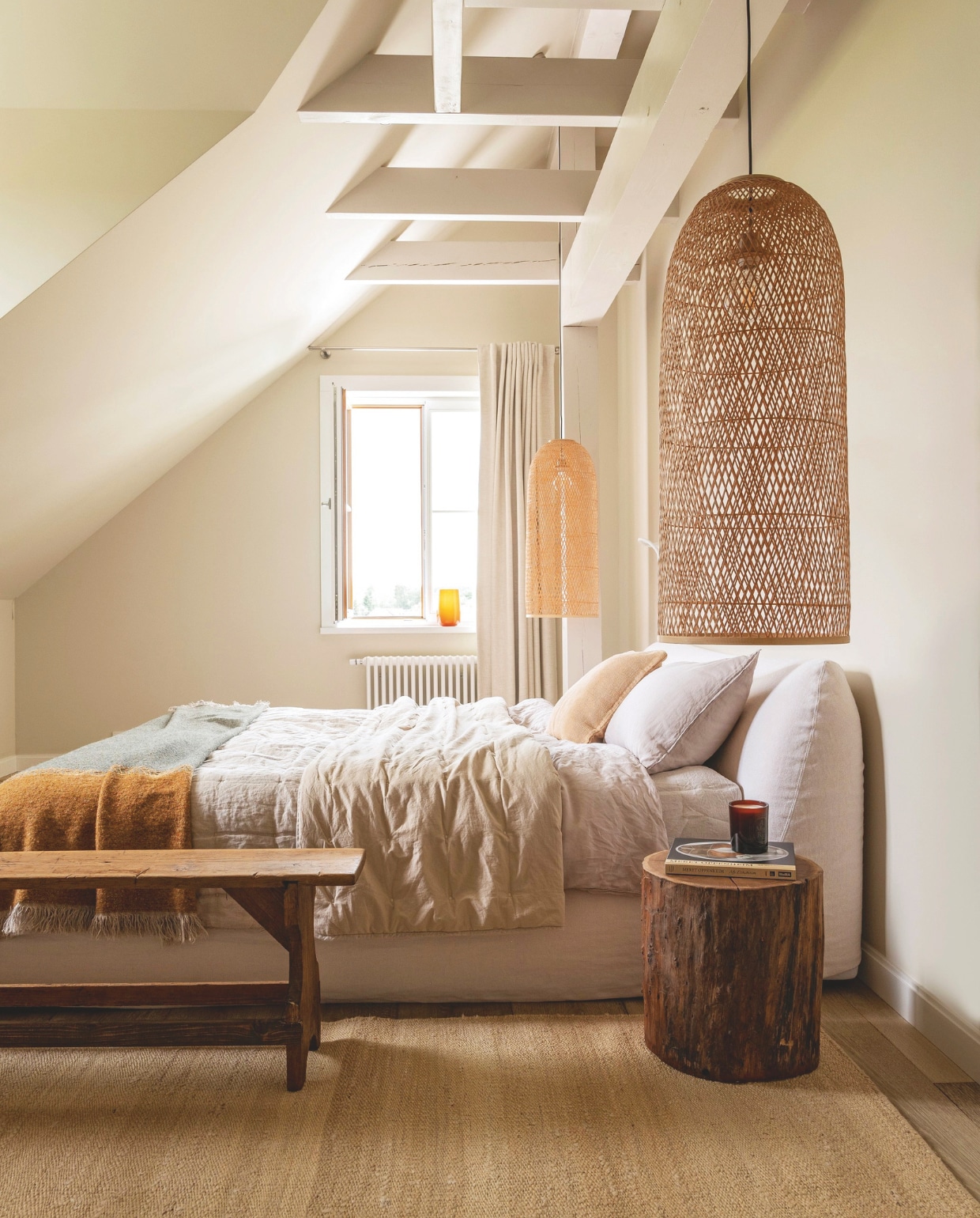 Bed Timothy van Ivano Redaelli. Lampen Cap van Ay Illuminate. Bankje vlooienmarkt. Linnen beddengoed van Nap, vloerkleed Zara. Muur- en plafondkleur Slipper Satin van Farrow &amp; Ball. vtwonen Landelijk 05-2025 | Productie Living Inside | Fotografie Marco Bertolini