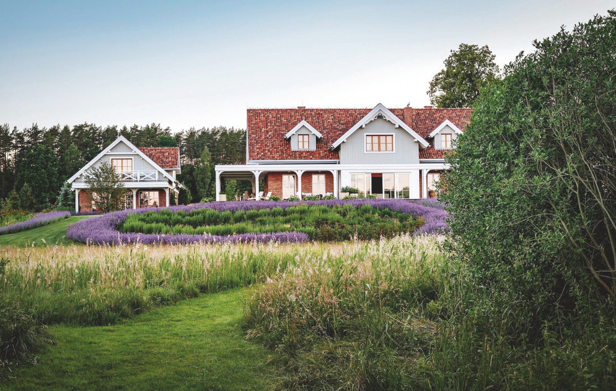 Aan beide kanten van de woning staat een kleiner huis: één dient als sport- en wellnessruimte en de ander als gastenverblijf. vtwonen Landelijk 05-2025 | Productie Living Inside | Fotografie Marco Bertolini