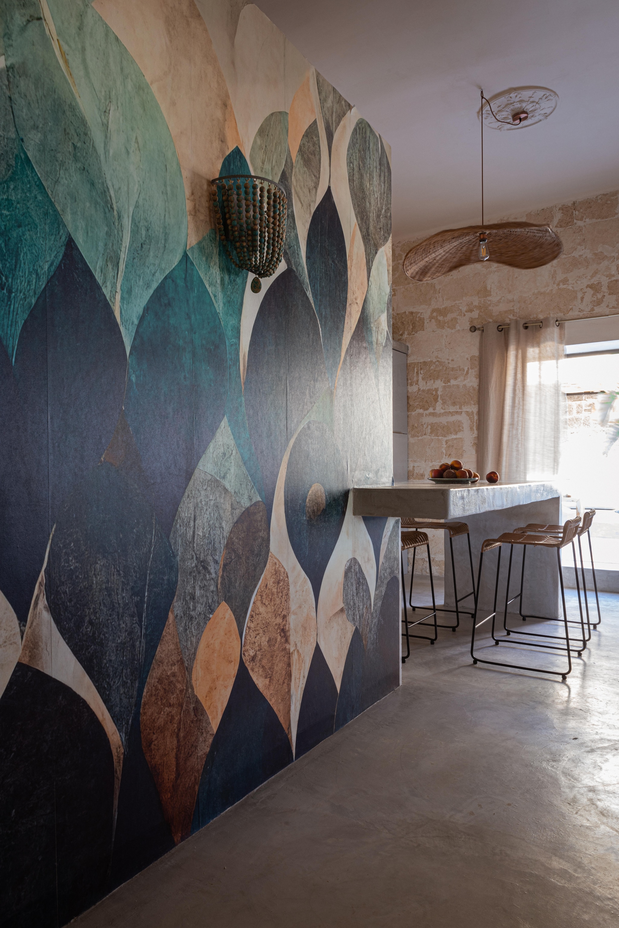 Vloer en tafel van kwarts. Hoge krukken Sklum. Lichtgroene koffiezetter Power Espresso van Cecotec. Rattan hanglamp uit Marrakesh. Behang Dry Leaves van Wallism. vtwonen 08-2025 | productie Living Inside | fotografie Monica Spezia