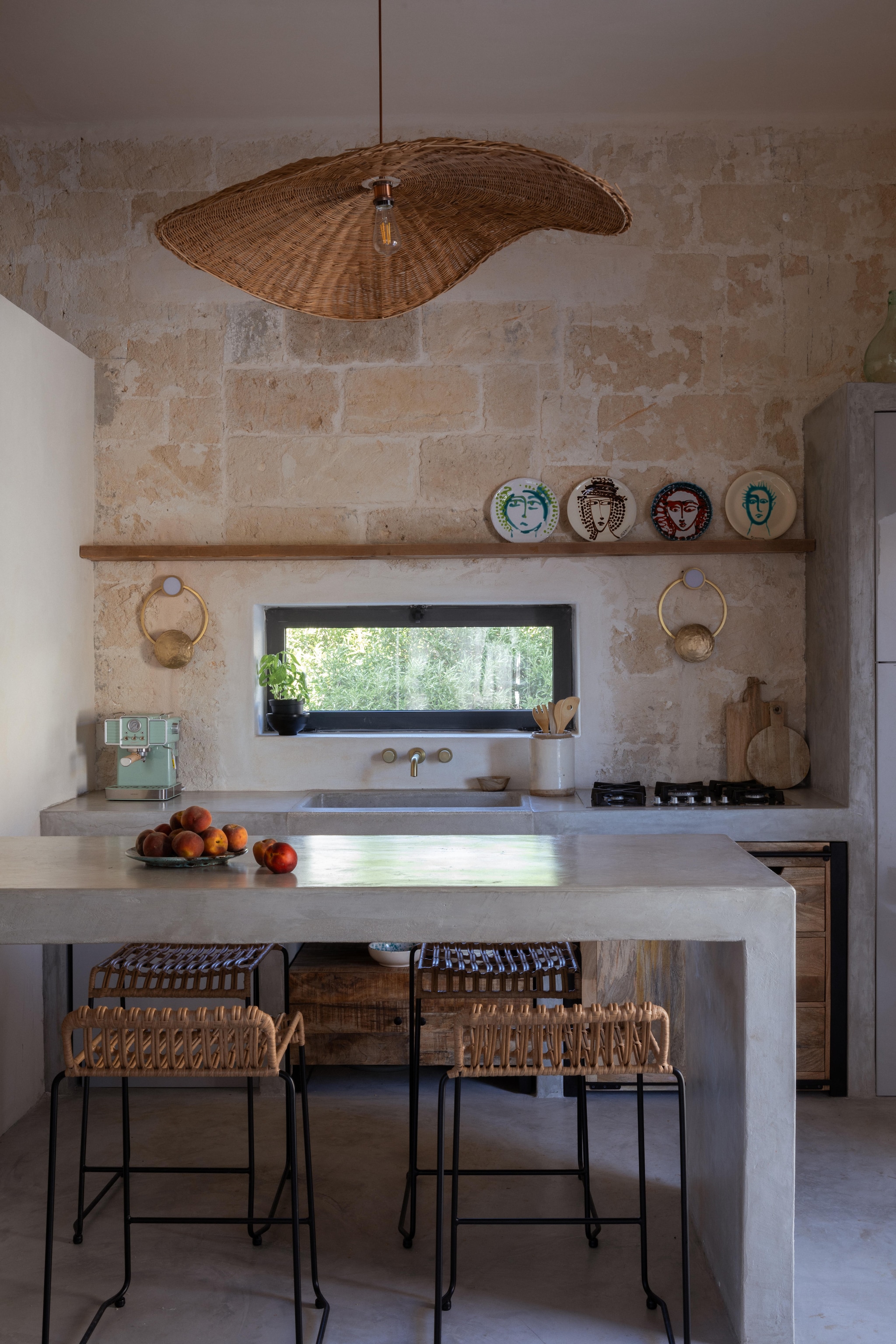 Vloer en tafel van kwarts. Hoge krukken Sklum. Lichtgroene koffiezetter Power Espresso van Cecotec. Rattan hanglamp uit Marrakesh. Behang Dry Leaves van Wallism. vtwonen 08-2025 | productie Living Inside | fotografie Monica Spezia