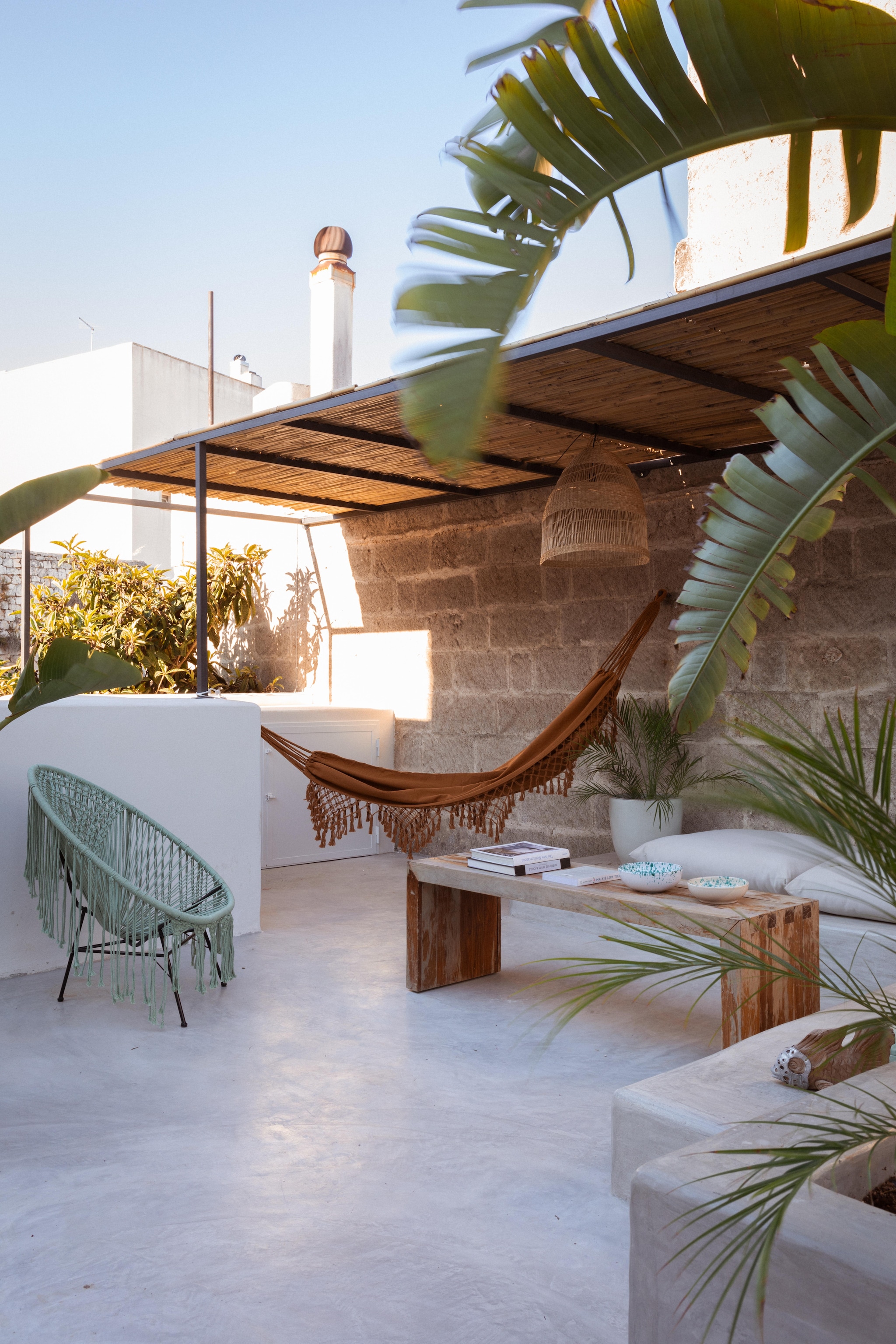Op maat gemaakte Acapulco-stoel Silla Acapulco. Hangmat Sklum. vtwonen 08-2025 | productie Living Inside | fotografie Monica Spezia