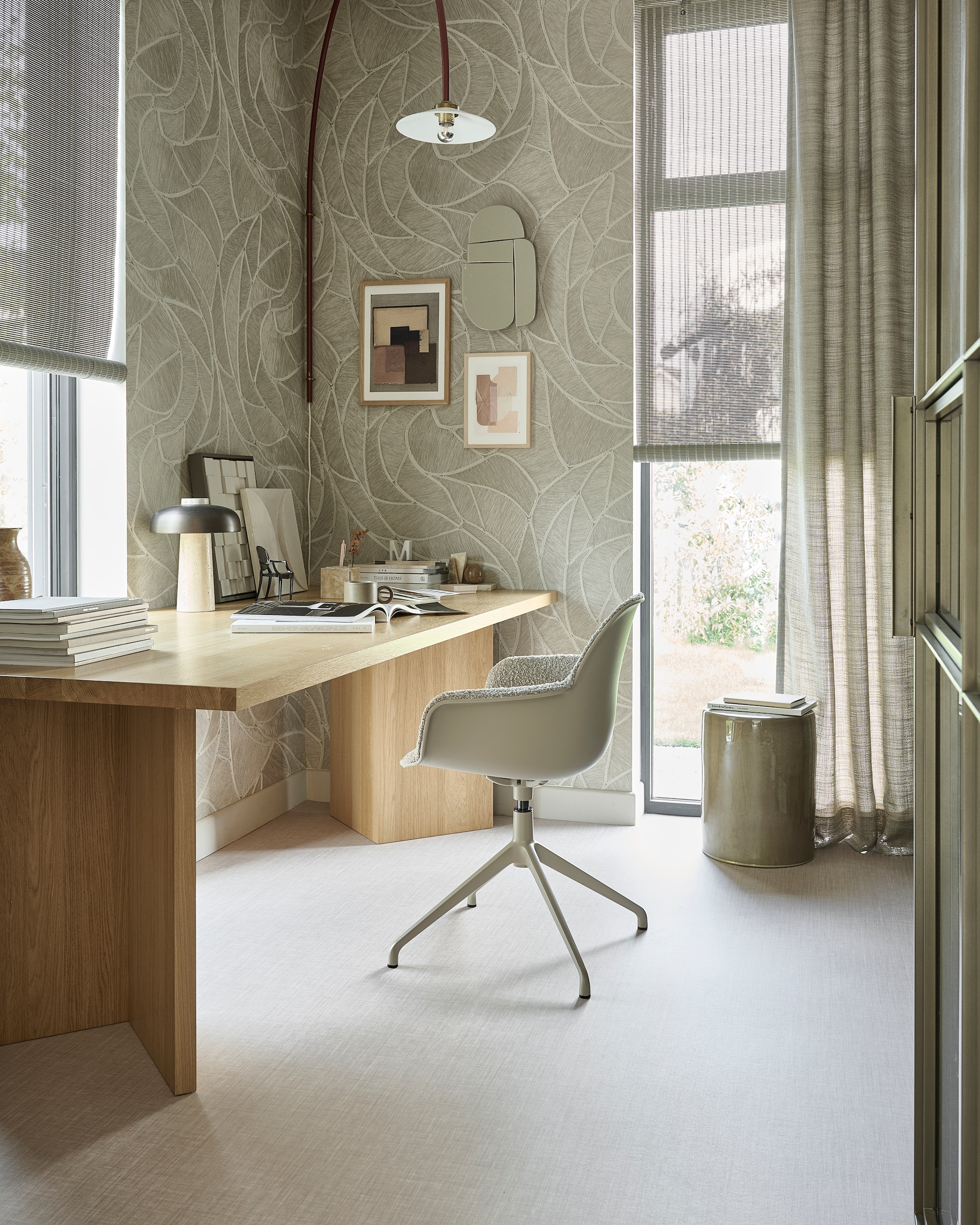 vtwonen Novilon Linen, sand (2130), per m² € 36,75 (exclusief leggen).M.m.v. shop.vtwonen.nl (armstoel Zuiver, pennenbak Ferm Living, eettafel Angle van vtwonen), designtales.nl (tafellamp), arte-international.com (behang Spiral), echtgordijn.nl (gordijnen), zonnelux.nl (rolgordijn), valerie-objects.com (wandlamp), skygate.nl (deuren). Overig privébezit. vtwonen 08-2025 | styling Kim van Rossenberg | fotografie Sjoerd Eickmans