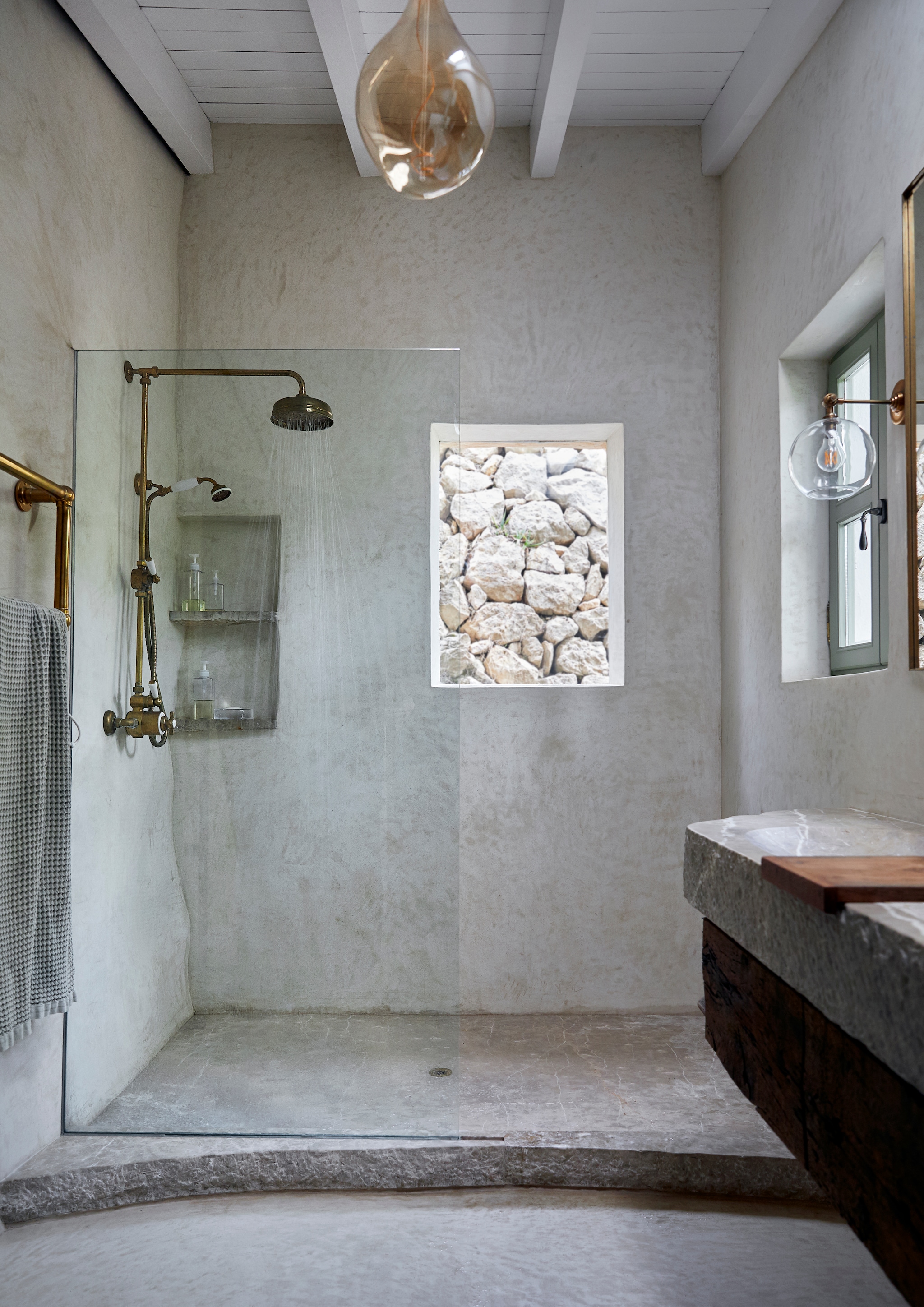 Douchekop, kranen en handdoekenrek Lefroy Brooks, wastafel Miquel Ramis via Artifex, wandlamp More Decor, douchewand herkomst onbekend. vtwonen 08-2025 | productie Living Inside | styling Tille DEl Negro | fotografie Greg Cox