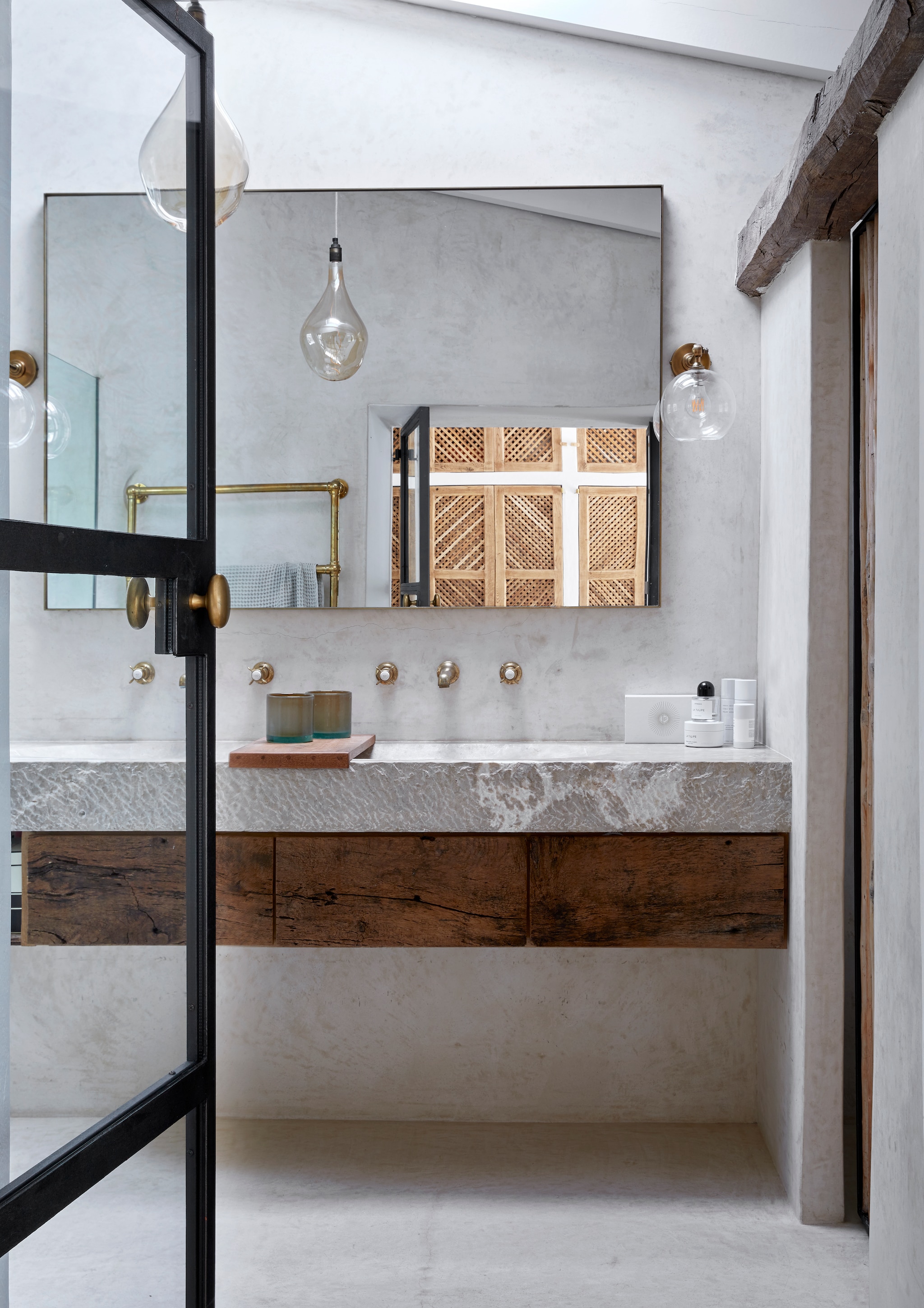 Douchekop, kranen en handdoekenrek Lefroy Brooks, wastafel Miquel Ramis via Artifex, wandlamp More Decor, douchewand herkomst onbekend.
 vtwonen 08-2025 | productie Living Inside | styling Tille DEl Negro | fotografie Greg Cox