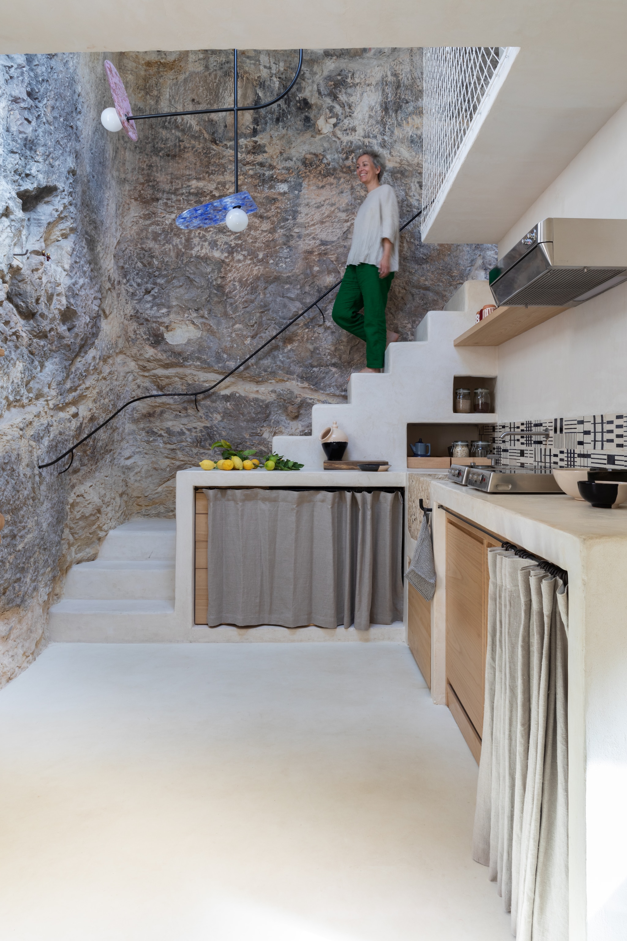 Keuken van kastanjehout en kalkstuc, keramiek en hanglamp van restglas: alles op maat gemaakt naar Margherita’s ontwerp. vtwonen 08-2025 | productie Living Inside | fotografie Monica Spezia