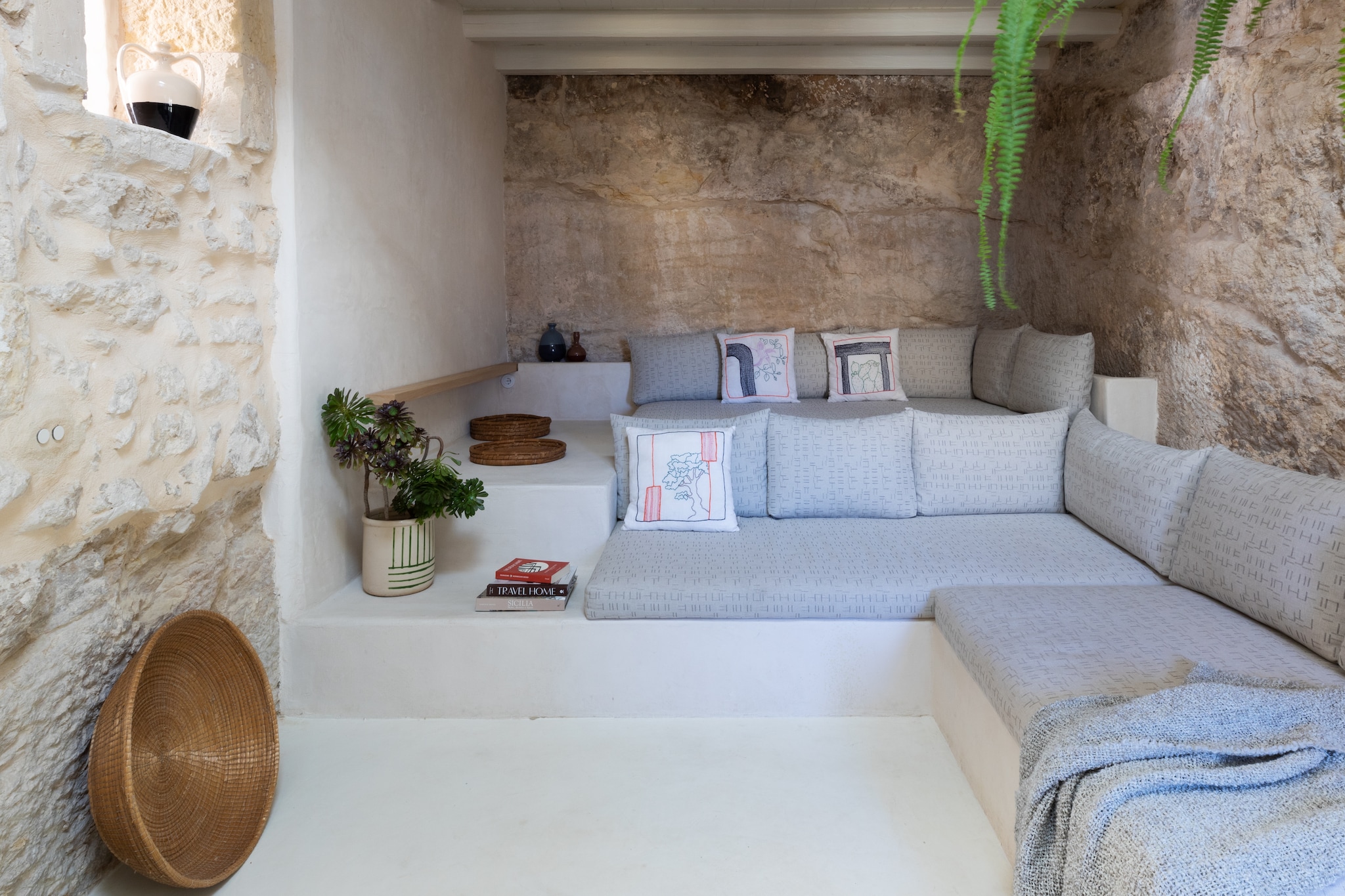 Zitbanken en -kussens maatwerk. Sierkussens geborduurd naar eigen ontwerp vtwonen 08-2025 | productie Living Inside | fotografie Monica Spezia