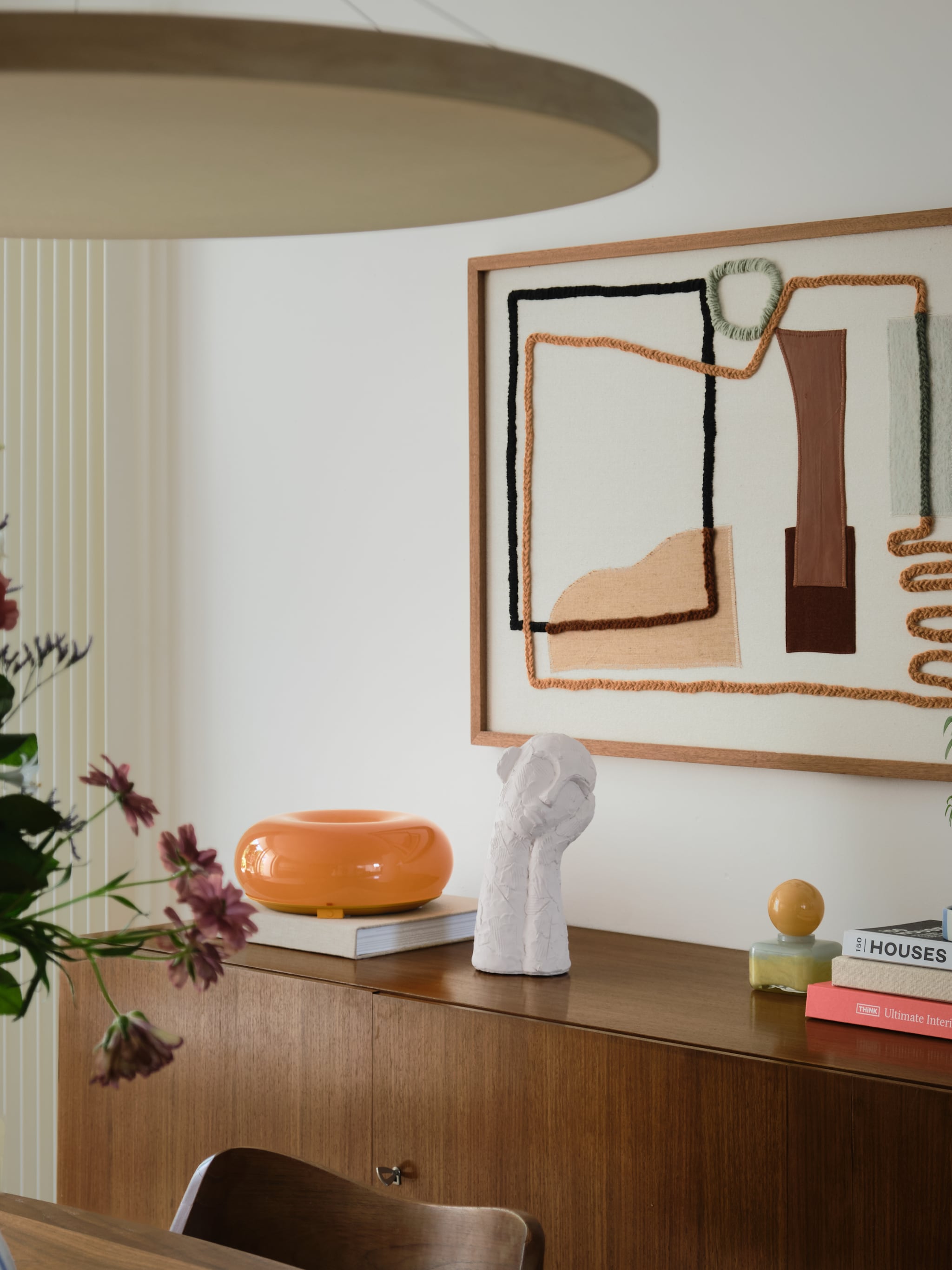 Veel decoraties, zoals het kunstwerk van LRNCE en de Varmblixt van Ikea verzamelde Camille tijdens de verbouwingen. Het idee dat alles op een dag zou samenvallen tot één geheel dankzij die decoraties, gaf houvast. stijlvol wonen 7-2025 | fotografie Mr. Frank