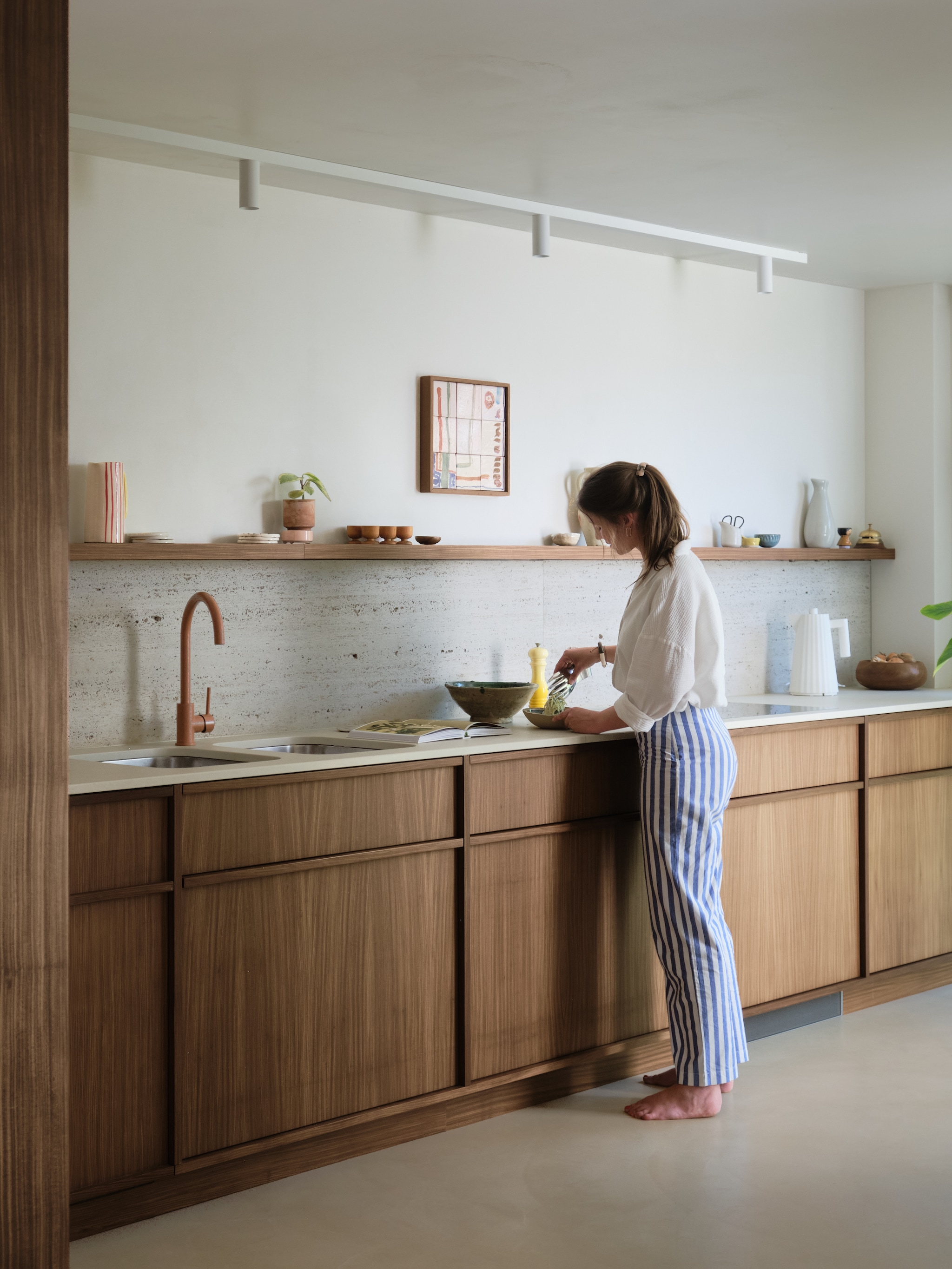 In de keuken kozen ze voor afrormosia, een warme houtsoort die nauw aansluit bij het kleurenpalet van de vintage meubels in de eetkamer. stijlvol wonen 7-2025 | fotografie Mr. Frank