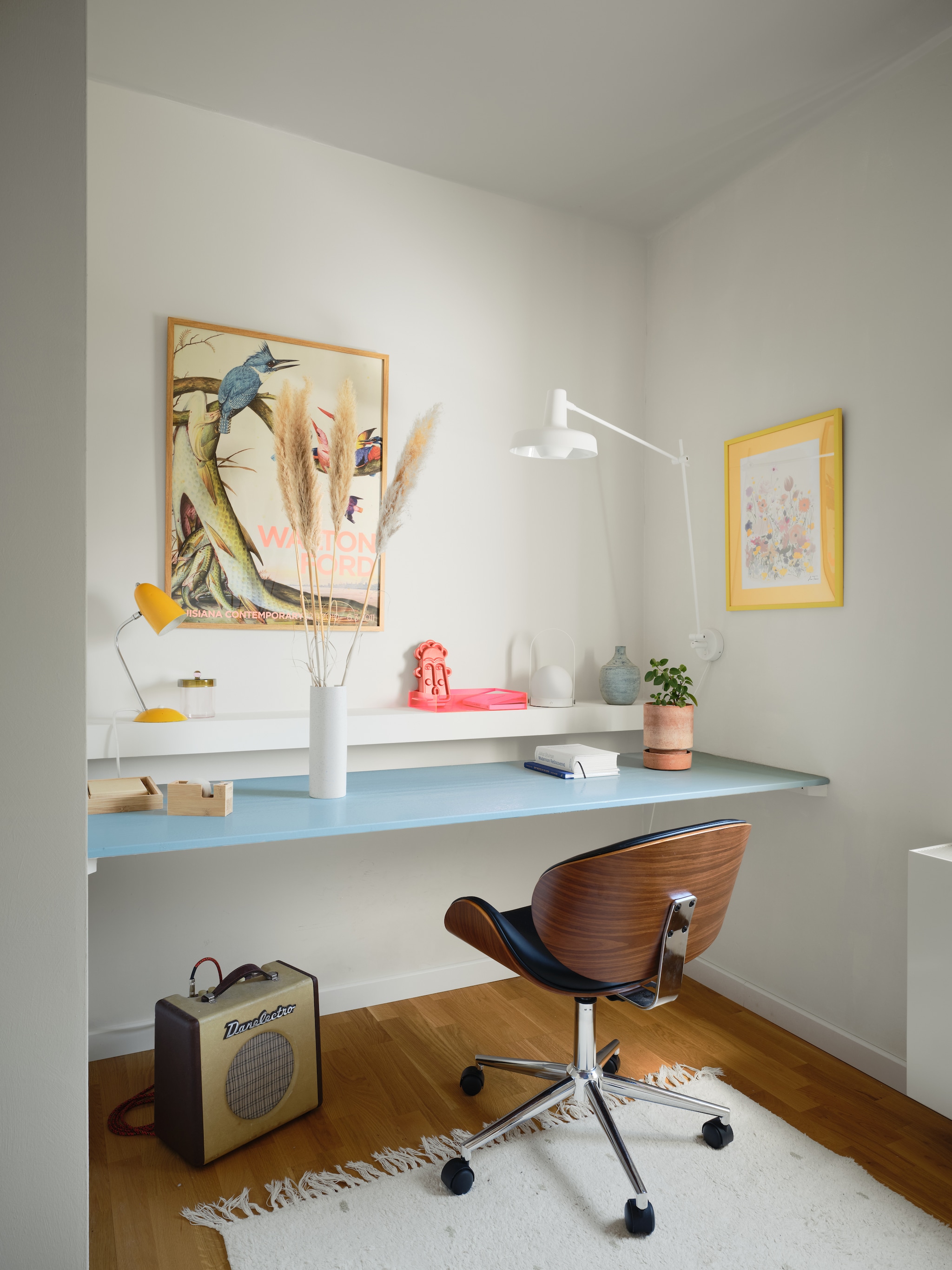 De derde slaapkamer werd ingericht als thuiskantoor. Witte lamp Arigato van Grupa products. Gele bureaulamp vintage. Stoel La Redoute. Posters souvenir uit Kopenhagen (links) en H&M Home. Bloempot Bergs Potter. Beeldje The Masie. Tapijt Little Dutch. stijlvol wonen 7-2025 | fotografie Mr. Frank