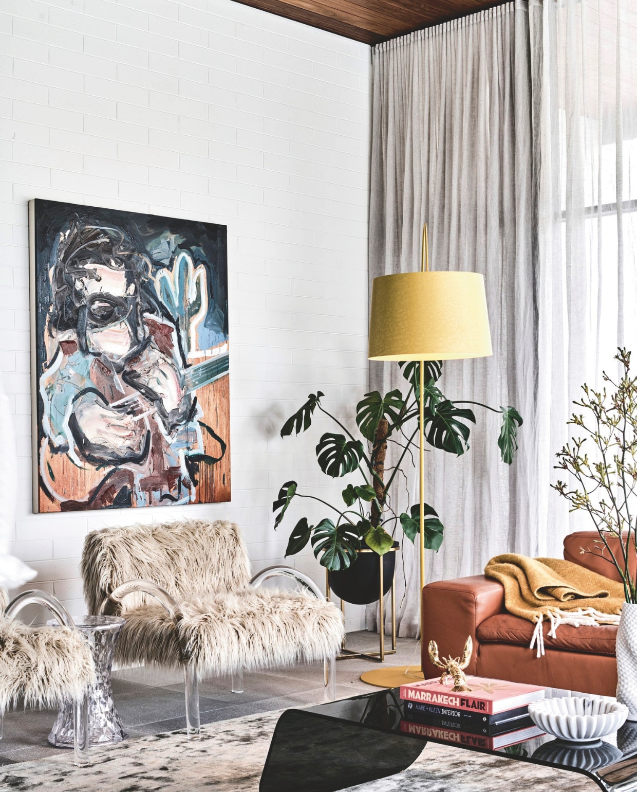 Vloerlamp van Marc Sadler voor Foscarini. Kunstwerk Toby William Taylor Raine. Fauteuils Wylie van En Gold. Op de koffietafel staan accessoires van Frey. Vergelijkbare linnen gordijnen van By Mölle. Stijlvol wonen 05-2025 | fotografie Tom Blachford | tekstbewerking Evelien Roels