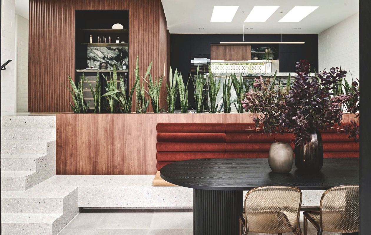 Bank op maat gemaakt. Transparante stoelen Kartell. Muurverf Natural White van Dulux. Kunstwerk van Stanislas Piechaczek. Stijlvol wonen 05-2025 | fotografie Tom Blachford | tekstbewerking Evelien Roels