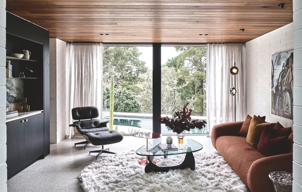 Vloerlamp van Australische ontwerper Ross Gardam. Kunstwerk van Zoe Grey (@zoe_makes). Fauteuil Eames Lounge Chair en salontafel van Isamo Noguchi voor Vitra. Stijlvol wonen 05-2025 | fotografie Tom Blachford | tekstbewerking Evelien Roels