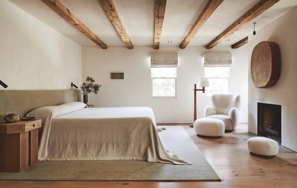 Maatwerk bed Carlyle Collective. Stof hoofdbord Hermitage Mohair kleur Fawn van Joseph Noble. Bijzettafel Zach van Studio Giancarlo Valle. Vloerkleed van wol en zijde Jebara &amp; Co. Maatwerk linnen sprei Vivre Luxe, stof Lausanne kleur Biscuit van Holland &amp; Sherry. Vintage fauteuil en ottomans DanishCabinetmaker. Lamp vintage. Rond kunstwerk Untitled Stan Van Steendam. Rechthoekig kunstwerk Enzo Cacciola. vtwonen Landelijk 05-2025 | styling Colin King | fotografie Adrian Gaut  | tekstbewerking Margreet van Schaik