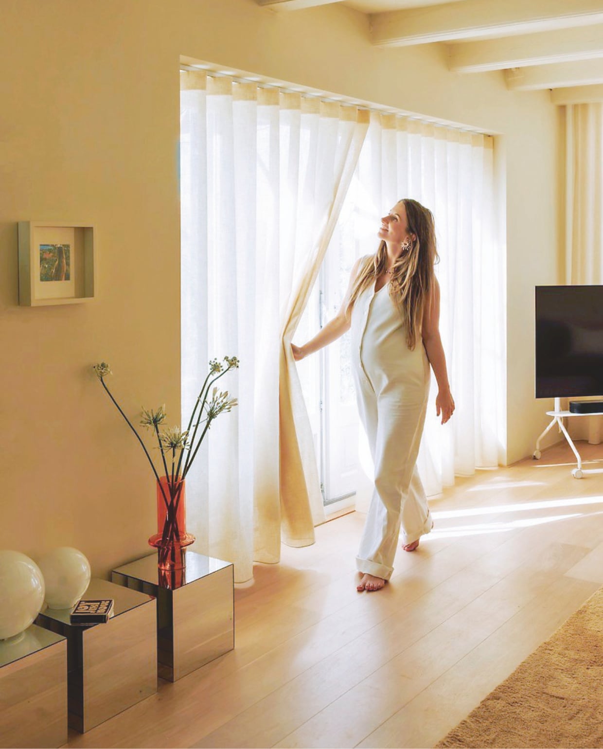 Muurkleur Asian Sunrise van Lab Paint. Lijst Ikea geschilderd in dezelfde kleur lak. Bollampjes Ikea. Vaas Urban Nature Culture. Spiegeltafeltjes Ikea hack. vtwonen 06-2025 | styling Kelly Van Gendt | fotografie Emma Peijnenburg