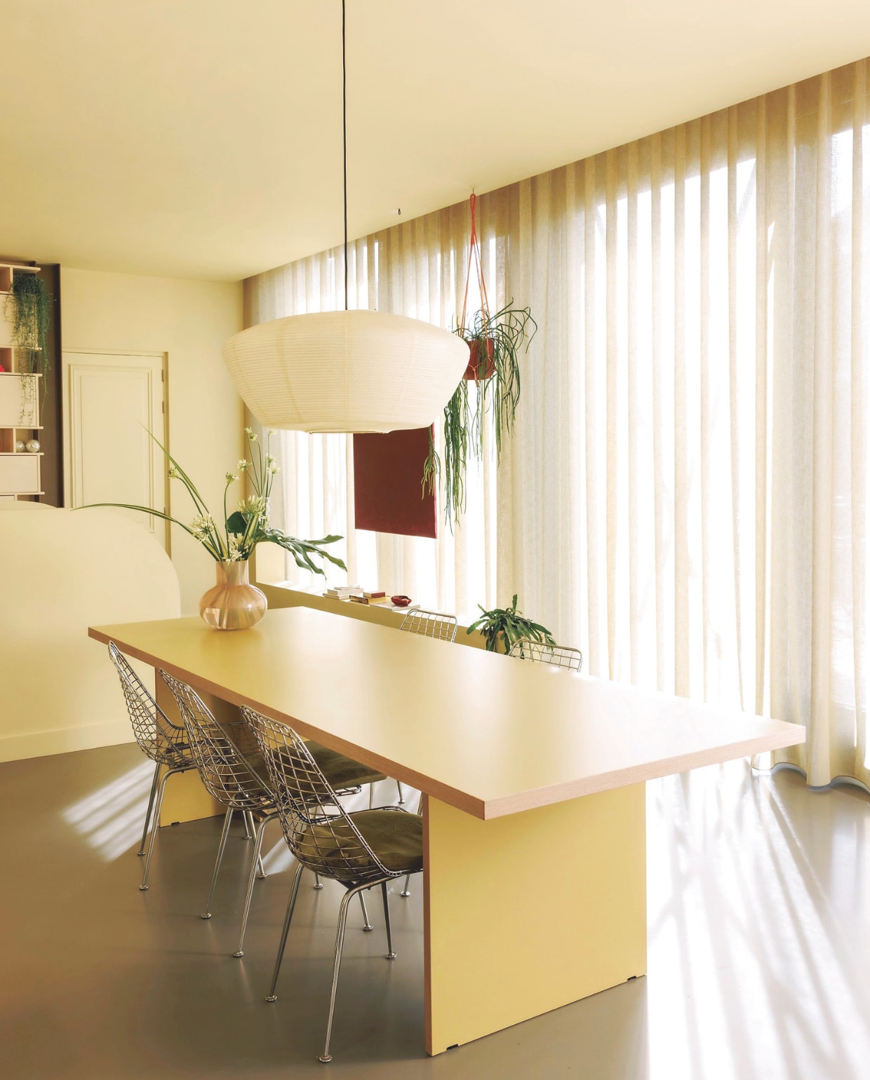 Plafondkleur Asian Sunrise van Lab Paint. Gordijnen Nuzzle in Olijfgroen van Vadain. Eettafel in Olive van HKliving. Stoelen vintage jaren 70 Cees Braakman voor Pastoe. Papieren lamp House Doctor. Glazen vaas Collo in Peach van Urban Nature Culture vtwonen 06-2025 | styling Kelly Van Gendt | fotografie Emma Peijnenburg