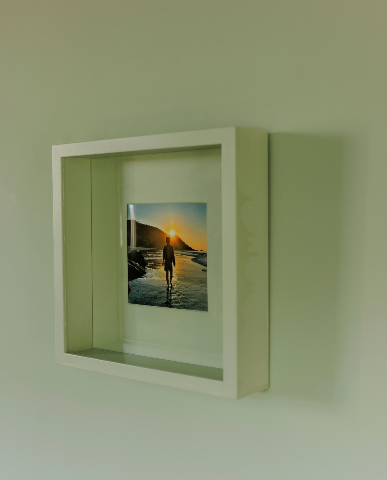 Lijst Ikea geschilderd in dezelfde kleur lak. vtwonen 06-2025 | styling Kelly Van Gendt | fotografie Emma Peijnenburg