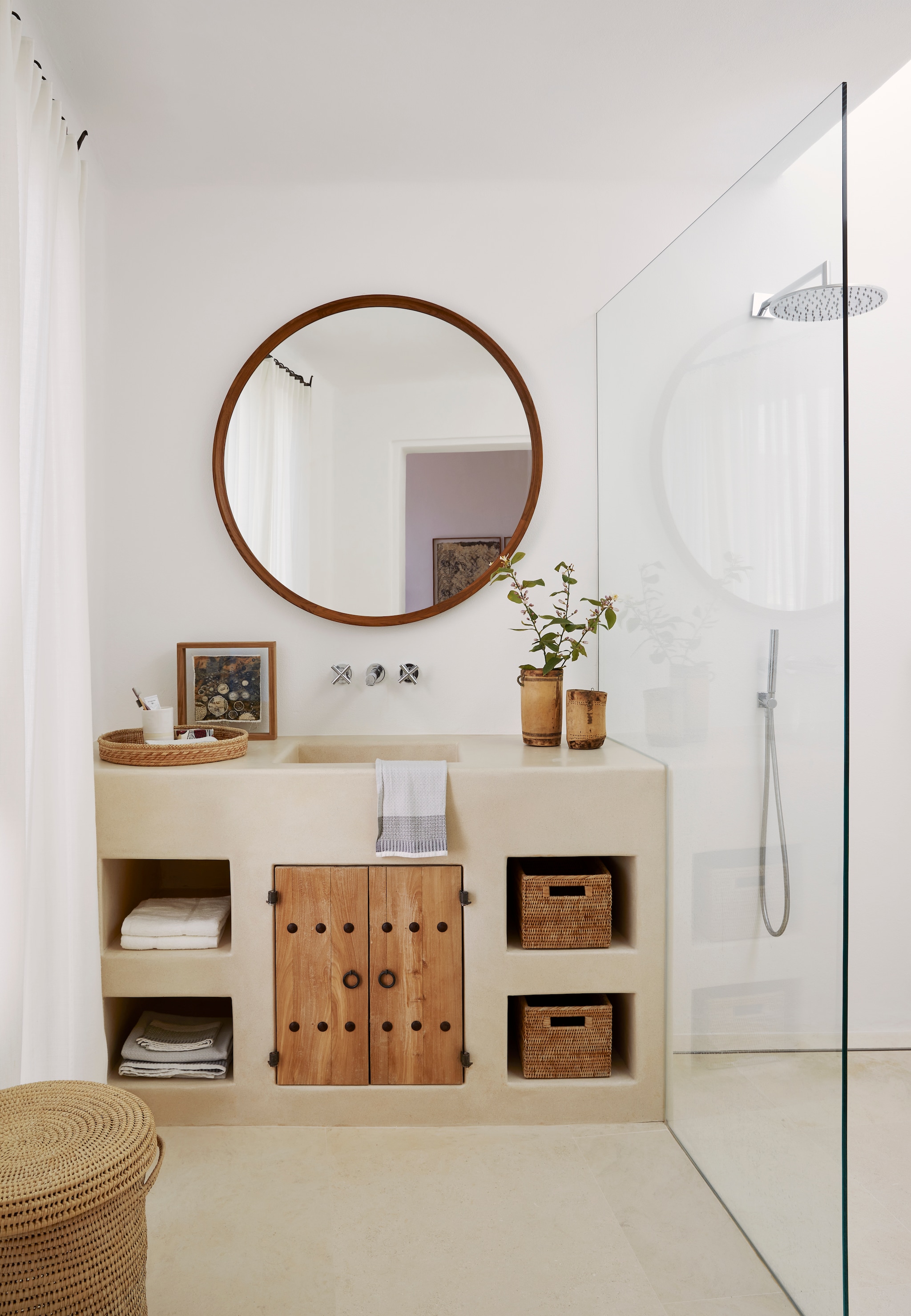 Wastafelmeubel is maatwerk in traditionele Ibiza-stijl. Filipijnse spiegelLa Grange. vtwonen Landelijk 08-2025 | fotografie Elsa Young | productie Living Inside