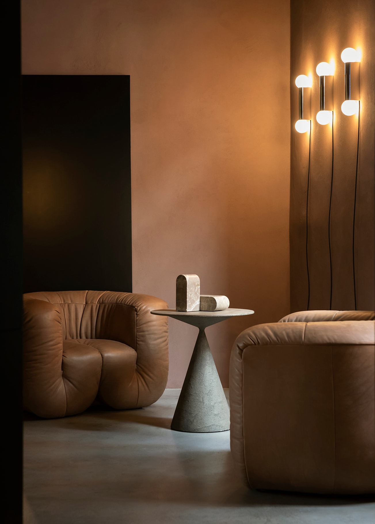 Fauteuils DS-707 Canada van De Sede, wandlampen van Astro Lighting, bijzettafel Mini Clay van Desalto met daarop sculpturen van Monitillo1980. Stijlvol Wonen 8-2025 | fotografie Silvia Sirpresi | productie Studiopepe