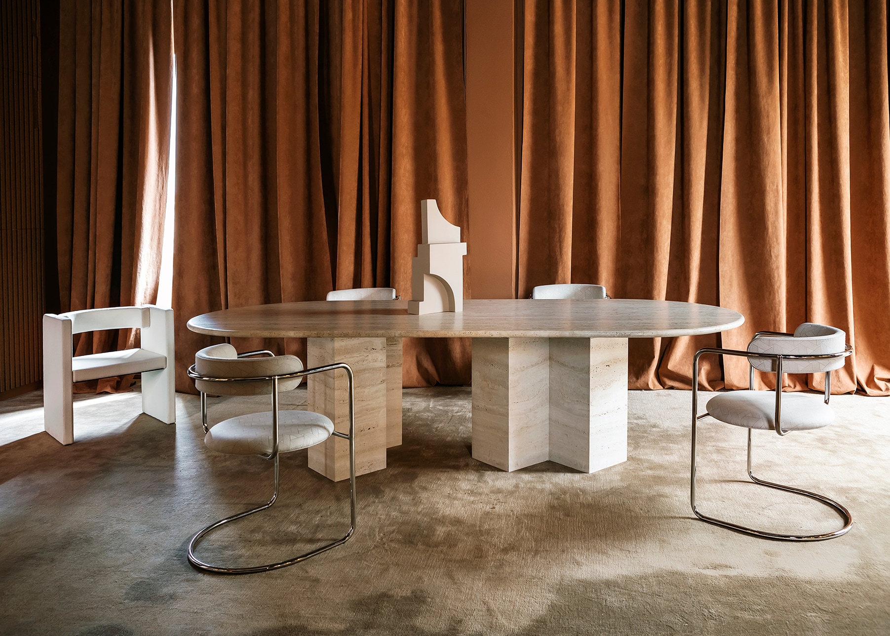 Gordijn van Alcantara, stenen tafel van Monitillo1980, sculptuur Serif van Kristina Dam Studio, stoelen van Friends & Founders. Stijlvol Wonen 8-2025 | fotografie Silvia Sirpresi | productie Studiopepe