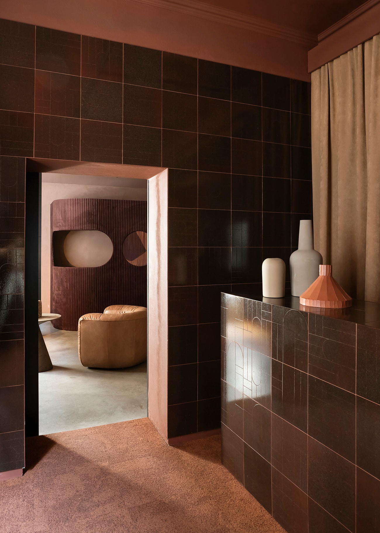 Tegels Teorema van Ninefifty, grijze vazen van Kristina Dam Studio, roze vaas van Paola Paronetto, tapijt van Interface. Stijlvol Wonen 8-2025 | fotografie Silvia Sirpresi | productie Studiopepe