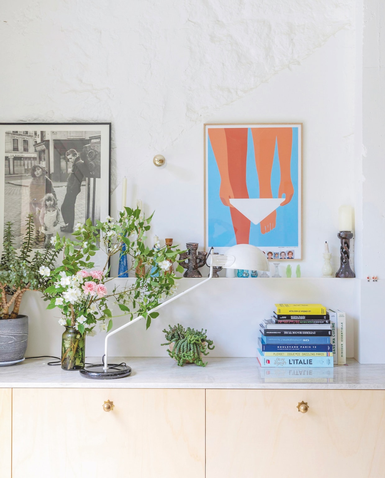 Lamp onbekend, blauw schilderij met benen Jean-Charles Blais. vtwonen 06-2025 | productie AC Scoffoni | styling Marie-Maud Levron | fotografie Cécile Perrinet Lhermitte